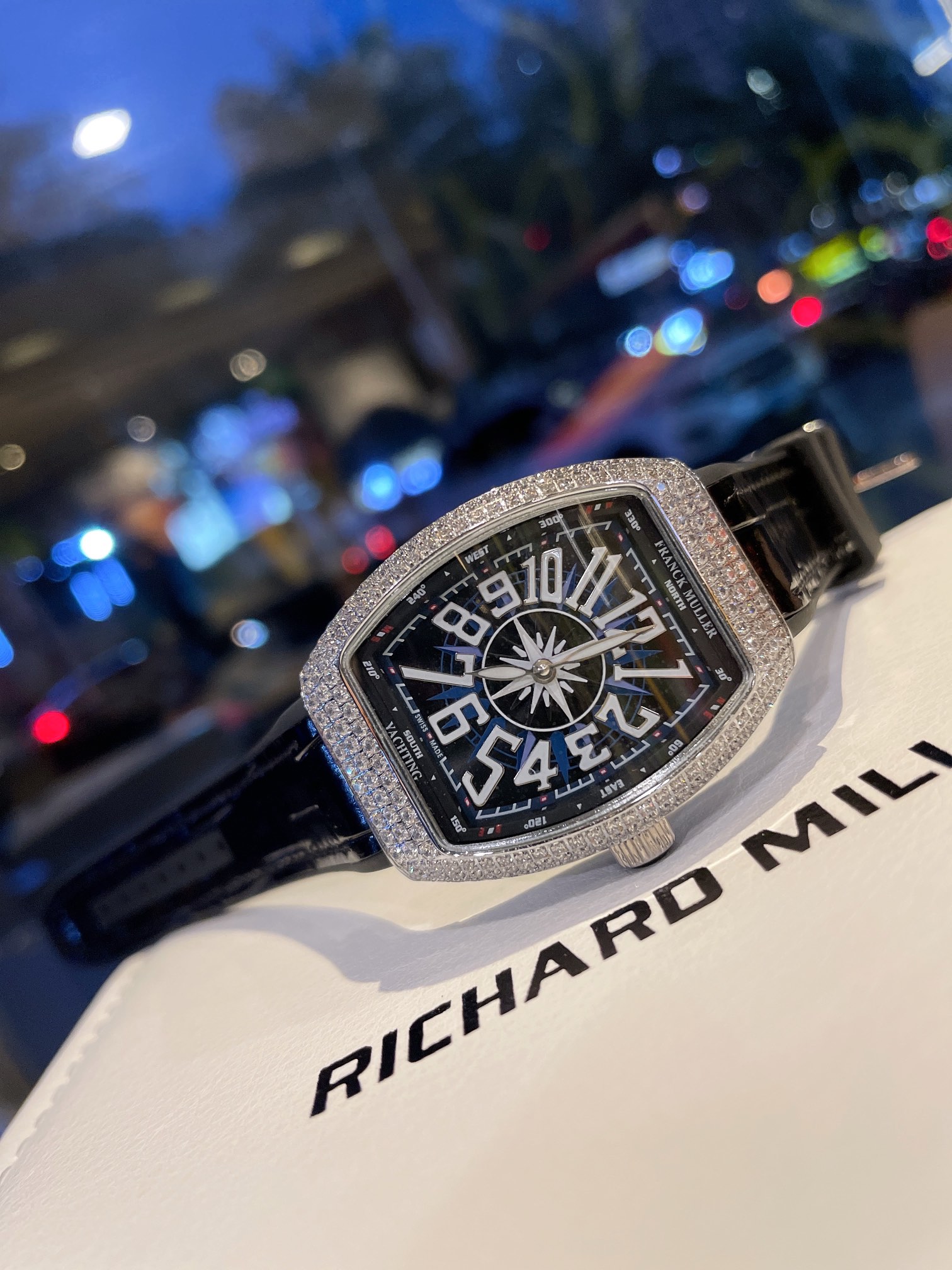 ?? 350
Franker Muller V32 cask collection Luxury diamond-encrusted starry sky Classic Digital dial/Yacht dial with rubber true leather strap Diamond-Encrusted buckle Imported movement Vacuum electroplated high brightness, more durable versatile wardrobe m