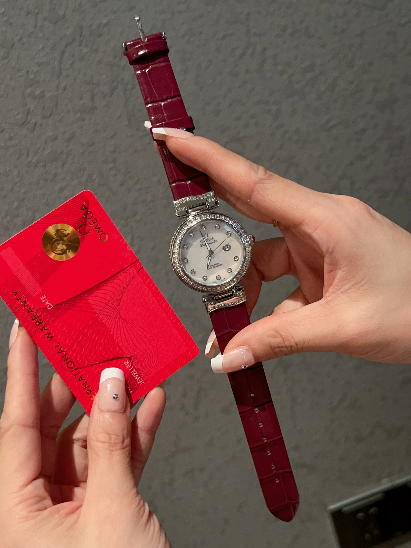 ?? 350
The new Omega De Ville collection watch # features a case made of stainless steel and Swarovski diamonds, a dial with a vertical brushed finish, a bezel with 2*2 square Swarovski diamonds, and sparkling Swarovski diamonds on the side of the case fo