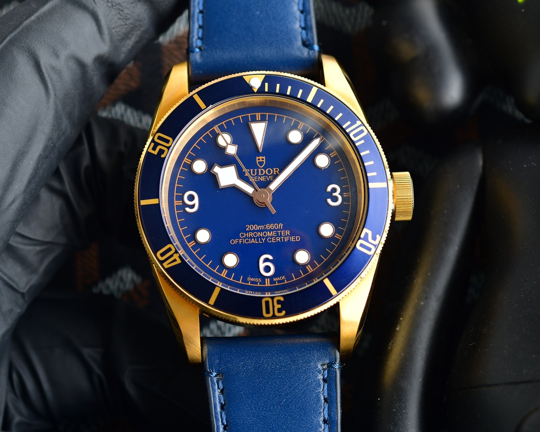 TUDOR Black Bay series with automatic mechanical movement size: 42mm coated fiberglass steel strap ? original clasp Vintage Tudor