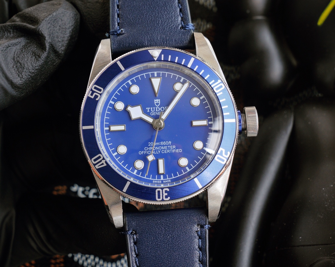 TUDOR Black Bay series with automatic mechanical movement size: 42mm coated fiberglass steel strap ? original clasp Vintage Tudor