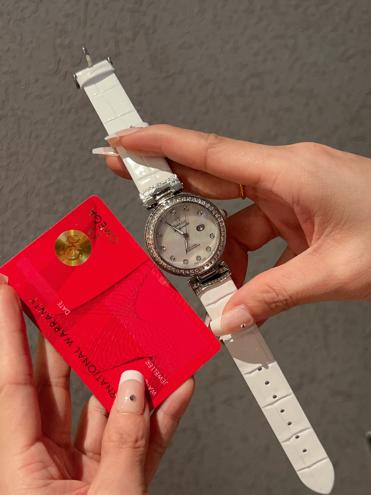 ?? 350
The new Omega De Ville collection watch # features a case made of stainless steel and Swarovski diamonds, a dial with a vertical brushed finish, a bezel with 2*2 square Swarovski diamonds, and sparkling Swarovski diamonds on the side of the case fo