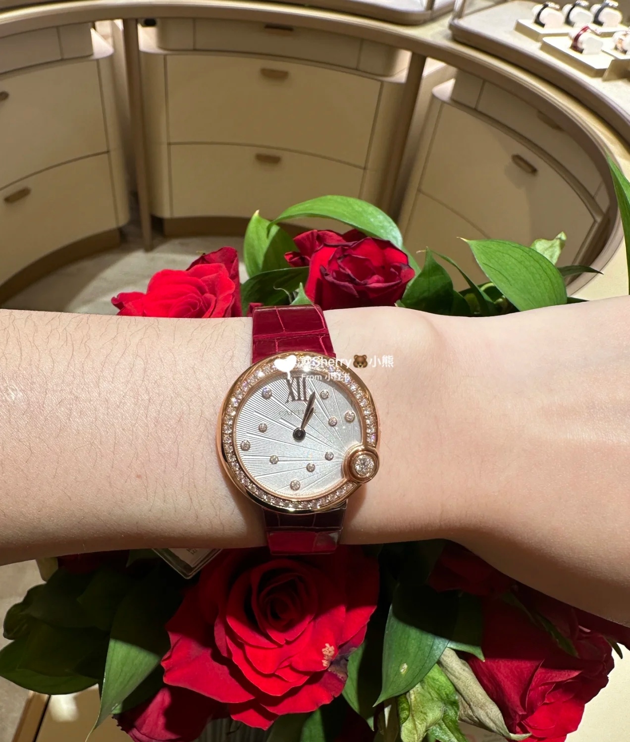 ?? The 350 diamond 380 Cartier BALLON BLANC New Year Limited Edition features a blend of red, gold and white tones that echo the auspicious New Year atmosphere. The diamond at the 4 o 'clock position symbolizes the moon and conveys the meaning of reunion.