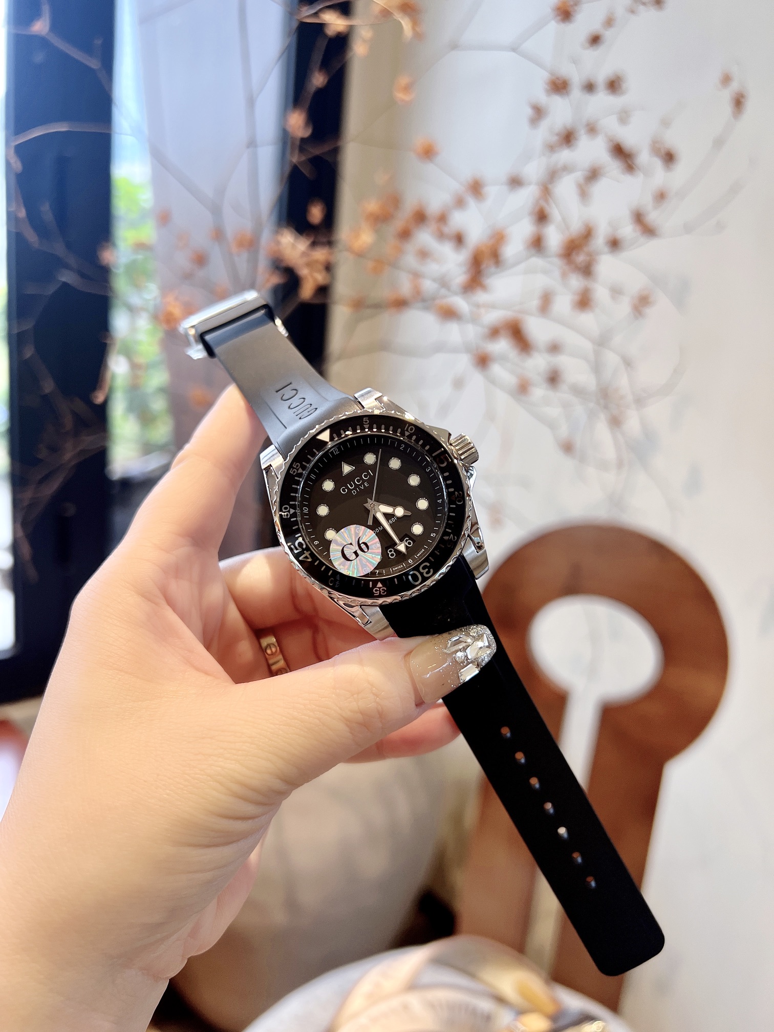 "?? White case 330, gold case 350? upgraded ?? Original single quality, trustworthy" Gucci new unisex diving watch, stylish yet elegant, suitable for both men and women, 40mm diameter, with the brand 's signature "cat" pattern and luminous display on the 