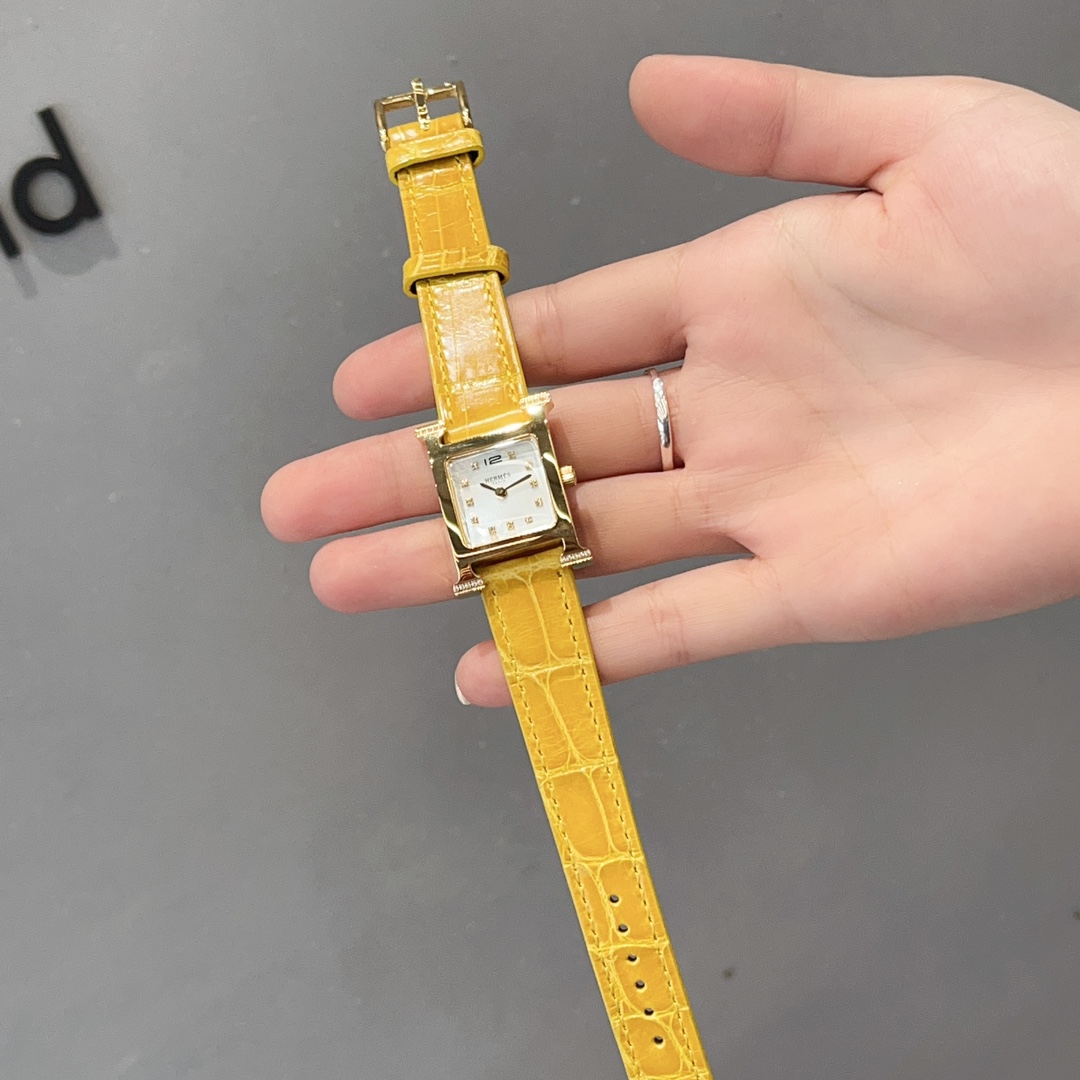 ?? Crocodile 630
Crocodile leather ????Heure H watch "Feather" set with diamonds,
Medium 26X26 small 21X21 set with 24 diamonds, anti-glare sapphire crystal, white natural mother-of-pearl dial, Swiss quartz movement, freely removable Italian cowhide or Am