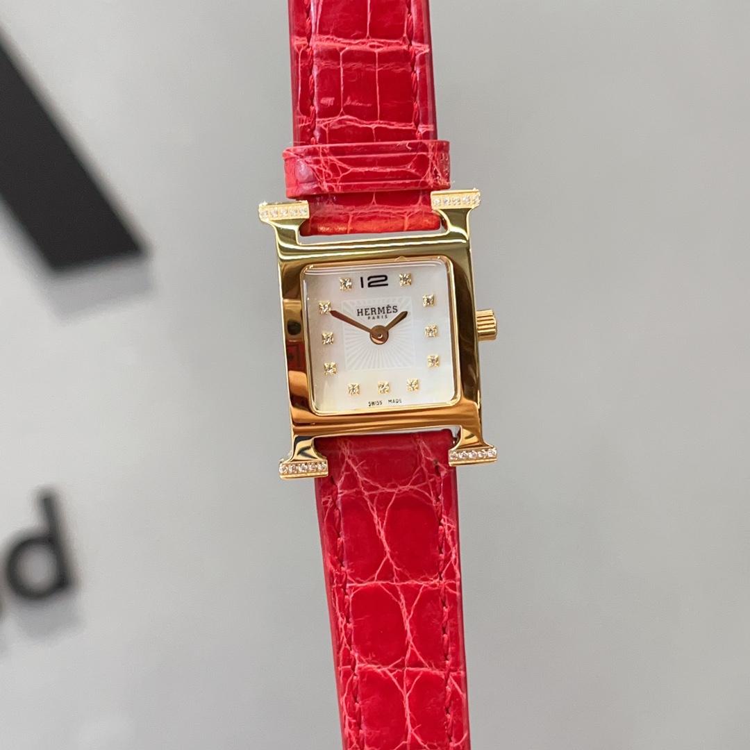 ?? Crocodile 630
Crocodile leather ????Heure H watch "Feather" set with diamonds,
Medium 26X26 small 21X21 set with 24 diamonds, anti-glare sapphire crystal, white natural mother-of-pearl dial, Swiss quartz movement, freely removable Italian cowhide or Am