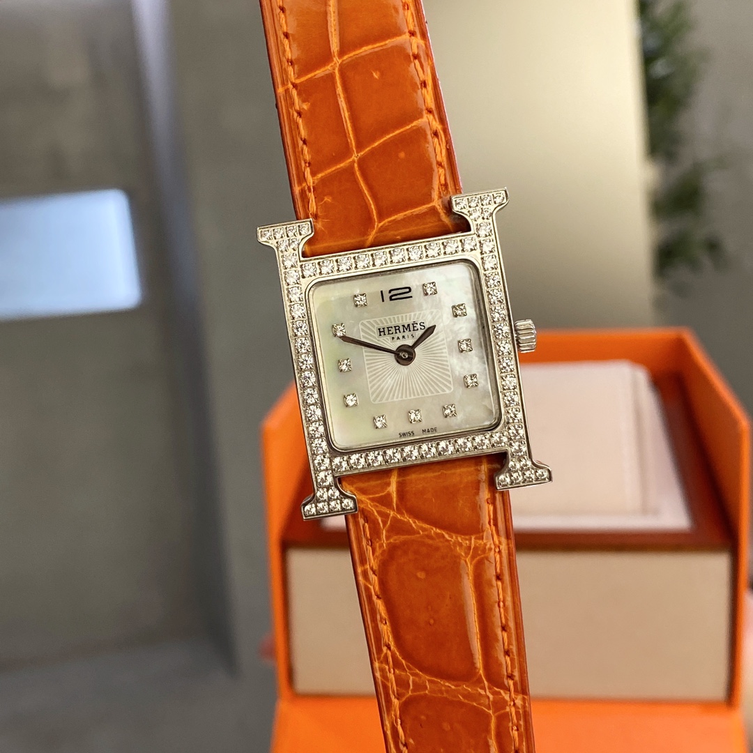 ?? Crocodile leather version ?? White shell 600
?? Latest release ?Heure H watch H strap LOGO ? Case size: Medium stainless steel case, "feather" diamond-encrusted 26x26mm, set with 112 diamonds, anti-glare sapphire crystal, white natural mother-of-pearl 