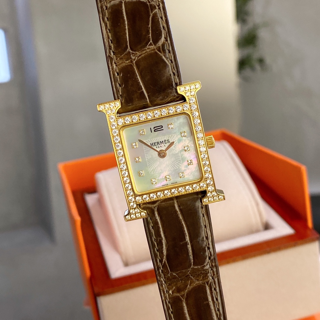 ?? Crocodile skin version ?? gold shell 630
?? Latest release ?Heure H watch H strap LOGO ? Case size: Medium stainless steel case, "feather" diamond-encrusted 26x26mm, set with 112 diamonds, anti-glare sapphire crystal, white natural mother-of-pearl dial