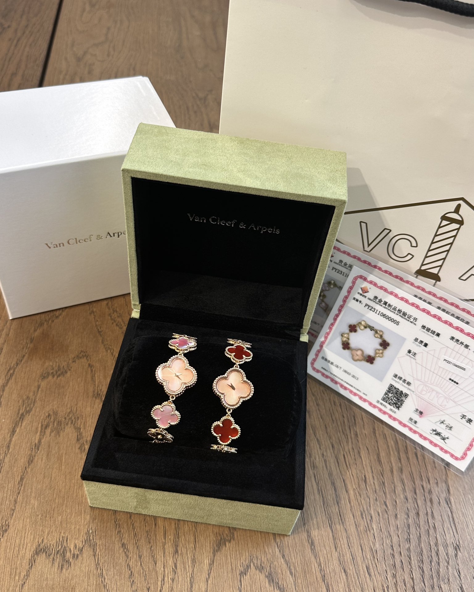 ?? Pink 1050 Red 1100
Hard goods, the last batch of benefits after Hard Goods holiday
Definitely a favorite of VCA's die-hard fans ??
Four-leaf Lucky Alhambra collection watch ??
Get your bracelet and watch at the same time ? ? The shape and meaning of th