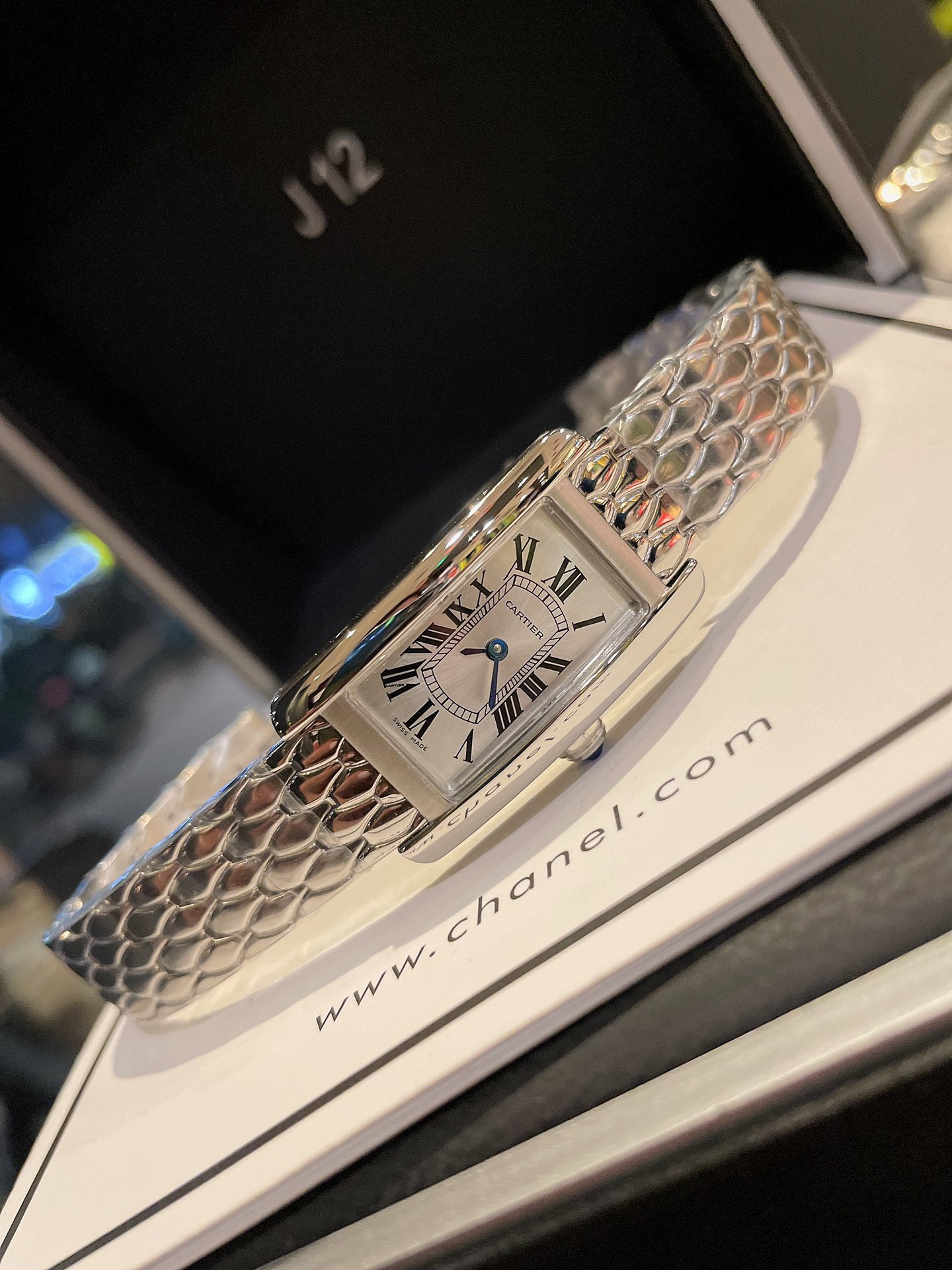 ?? Steel band 370 diamond ring 400
Cartier Tank Americaine watch, small model, with sapphire ? aquamarine ? crystal, Swiss quartz movement. Original mold opening, stainless steel case, octagonal crown set with a synthetic blue spinel, silver-plated dial, 