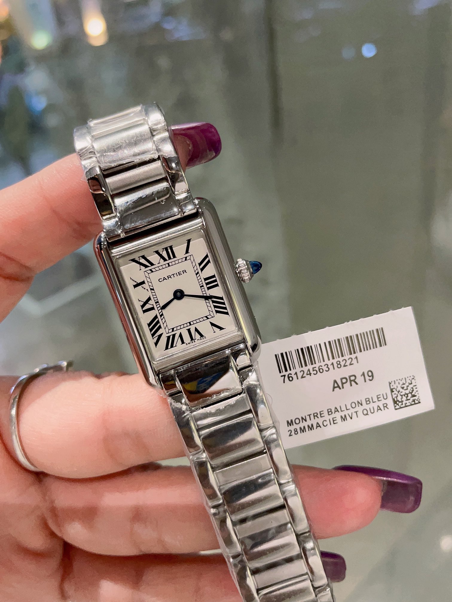 ?? Steel band 400
The Factory Cartier | Tank collection features the Tank Must, a dial with classic Roman hour markers paired with the must collection 's pointed sapphire crown. The case size is medium: 25.5mm*33.7mm, small: The original medium size with 