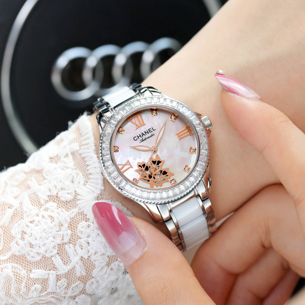 Steel band 630 belt 600??
2021 latest item [Original counter image] Charming and harmonious ?? Can't put down ?? Luxurious design! The surface design of the flowers is hand-set with diamond-encrusted literal openwork braid design
[Brand] : Chanel (the act