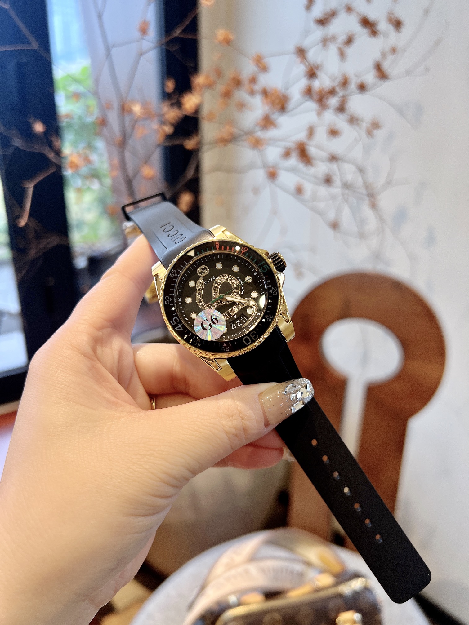 "?? White case 330, gold case 350? upgraded ?? Original single quality, trustworthy" Gucci new unisex diving watch, stylish yet elegant, suitable for both men and women, 40mm diameter, with the brand 's signature "cat" pattern and luminous display on the 