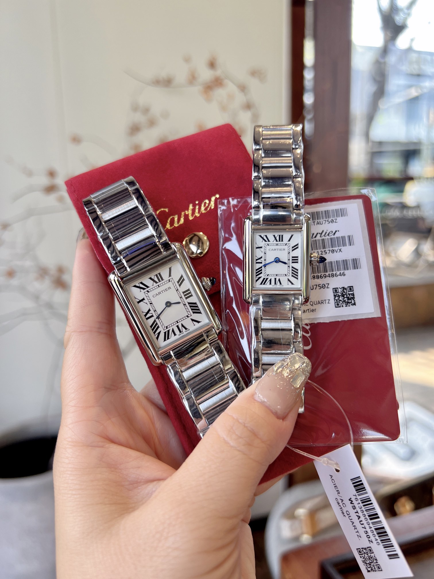 ?? Steel band 500/530 diamond ?30 (with velvet bag)
Factory Cartier | Tank collection presents the Tank Must watch, with classic Roman hour markers on the dial and a must collection pointed sapphire crown. The case size is medium: 25.5mm*33.7mm, small: Th