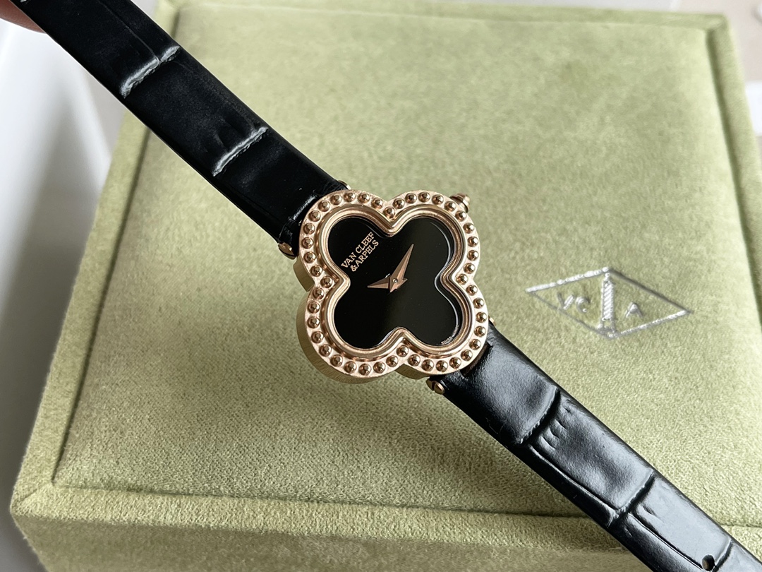 High version [heart] High sex ratio
Van Cleef & Arpels ?? Clover, whose flower language is happiness. The first leaf represents hope; The second leaf represents faith; The third leaf represents love; The fourth leaf represents luck. The four-leaf clover h