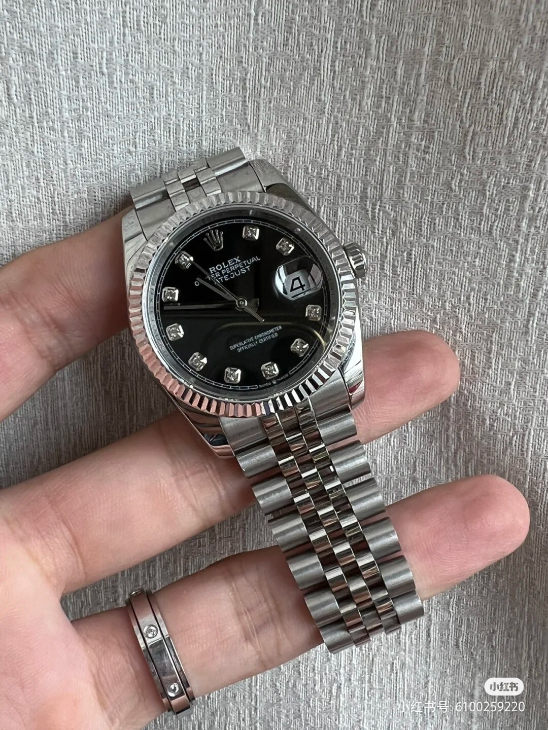 In my opinion, it's the most beautiful steel Rolex Datejust. Five-bead bracelet + dog-tooth bezel + basically the classic elements of Rolex! The texture is different in both bright and dim light. I love it, I love it, and it's perfect to play with it myse