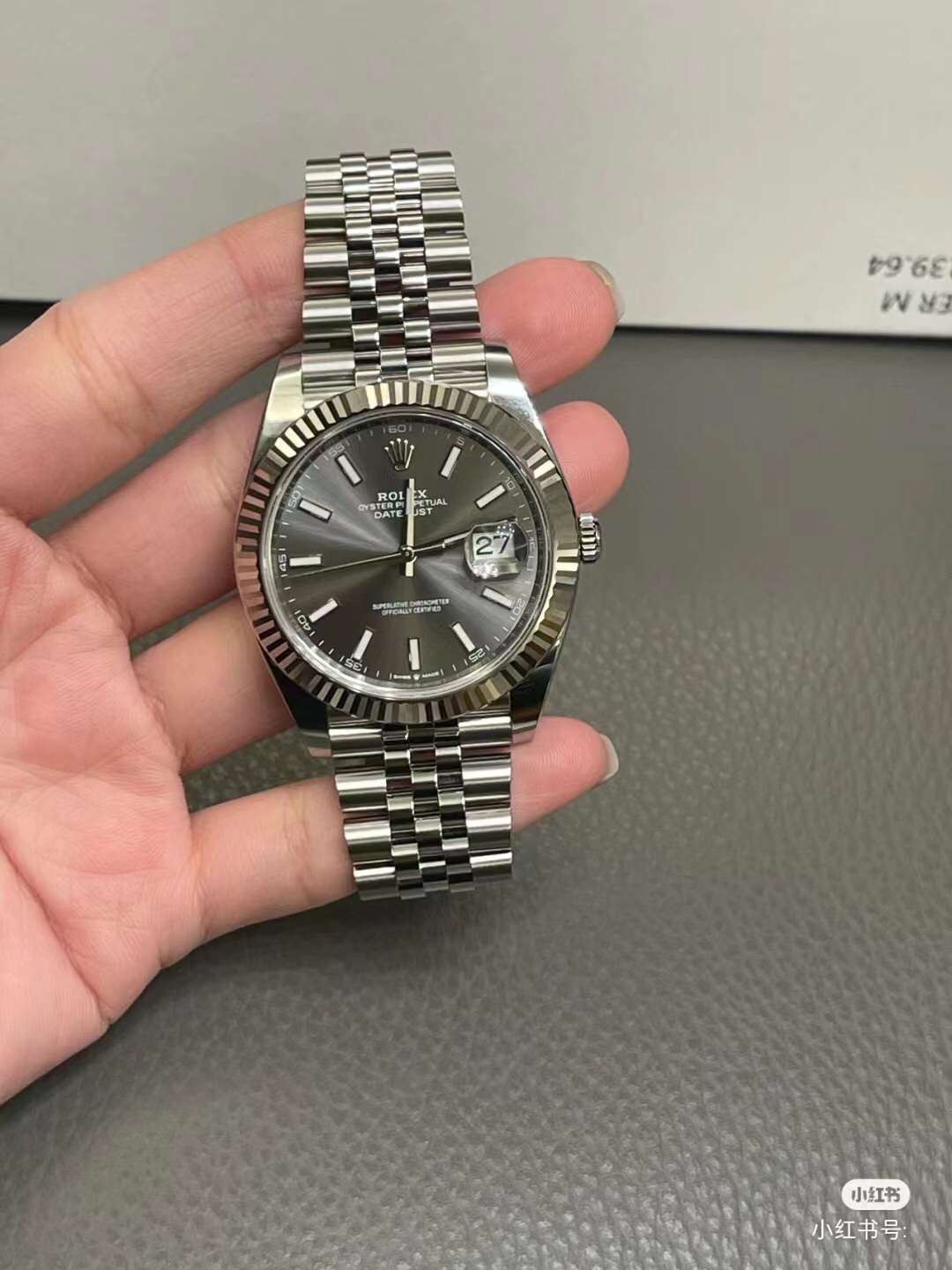 In my opinion, it's the most beautiful steel Rolex Datejust. Five-bead bracelet + dog-tooth bezel + basically the classic elements of Rolex! The texture is different in both bright and dim light. I love it, I love it, and it's perfect to play with it myse
