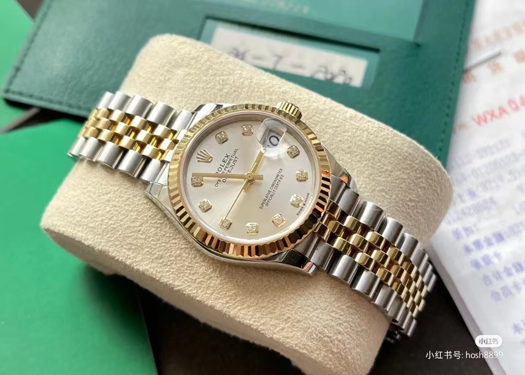 In my opinion, it's the most beautiful steel Rolex Datejust. Five-bead bracelet + dog-tooth bezel + basically the classic elements of Rolex! The texture is different in both bright and dim light. I love it, I love it, and it's perfect to play with it myse