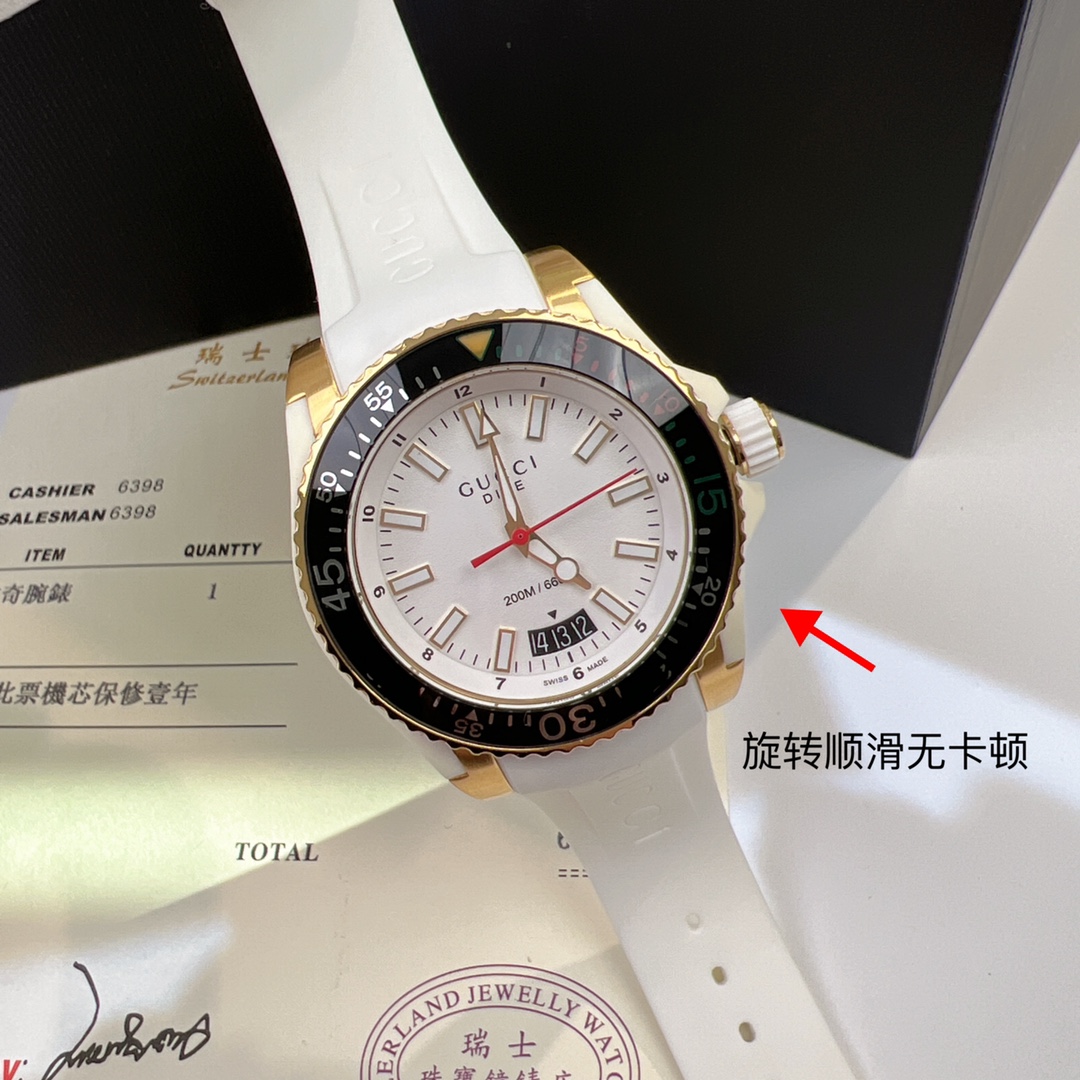 ?? Gucci new neutral diving watch, 40mm diameter, luminous display for the dial. Made of stainless steel, finished with a satin finish and paired with a rubber strap that matches the color of the dial. The dial features a unidirectional rotating bezel dec