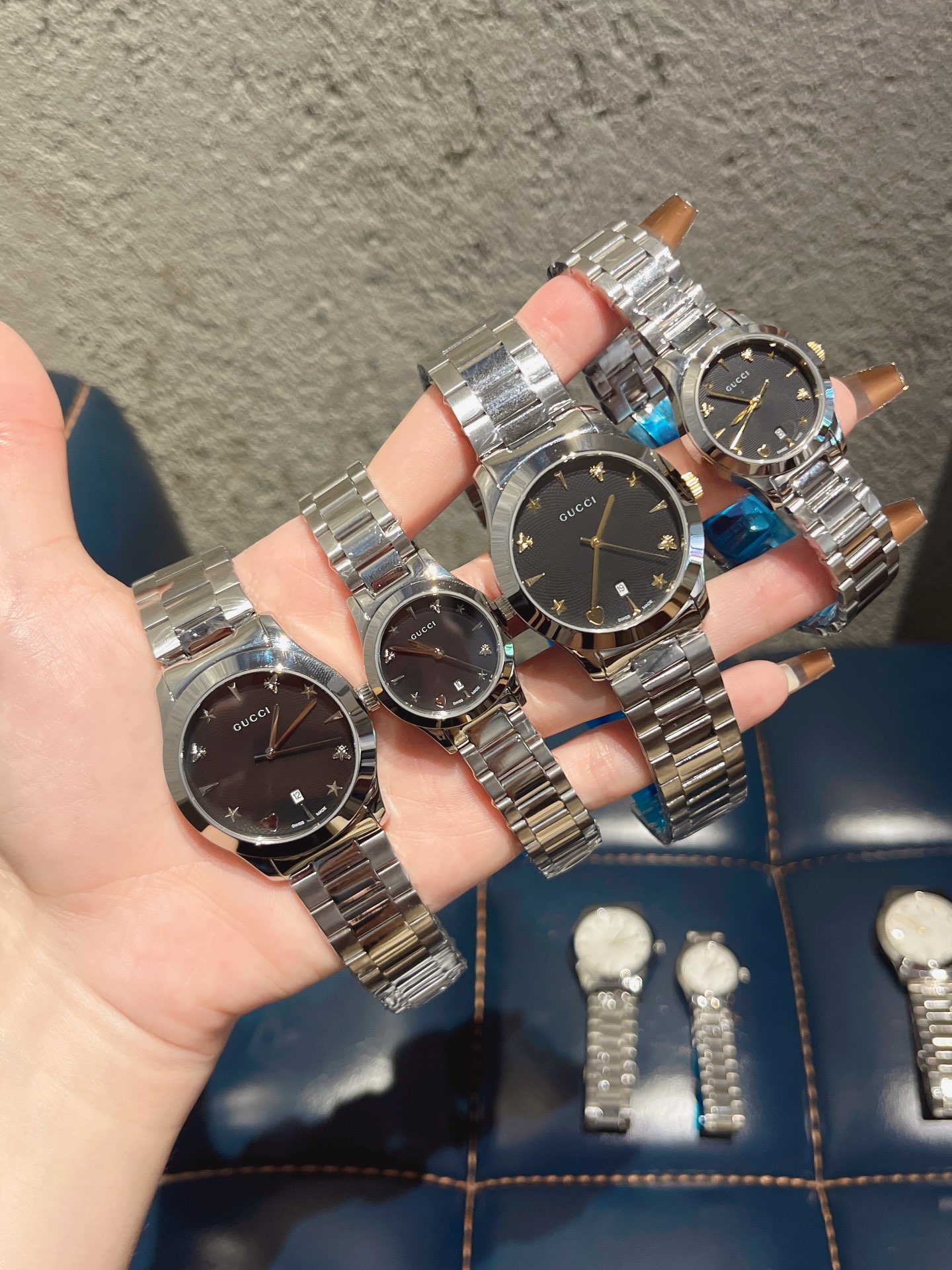The latest Gucci counter. Polished stainless steel thin case, 38mm - 29mm couple watches. Paired with the interlocking G crown, the highly creative snake-shaped mesh dial with star and planet patterns, Gucci hour markers: interlocking G, bee, star, rivet 
