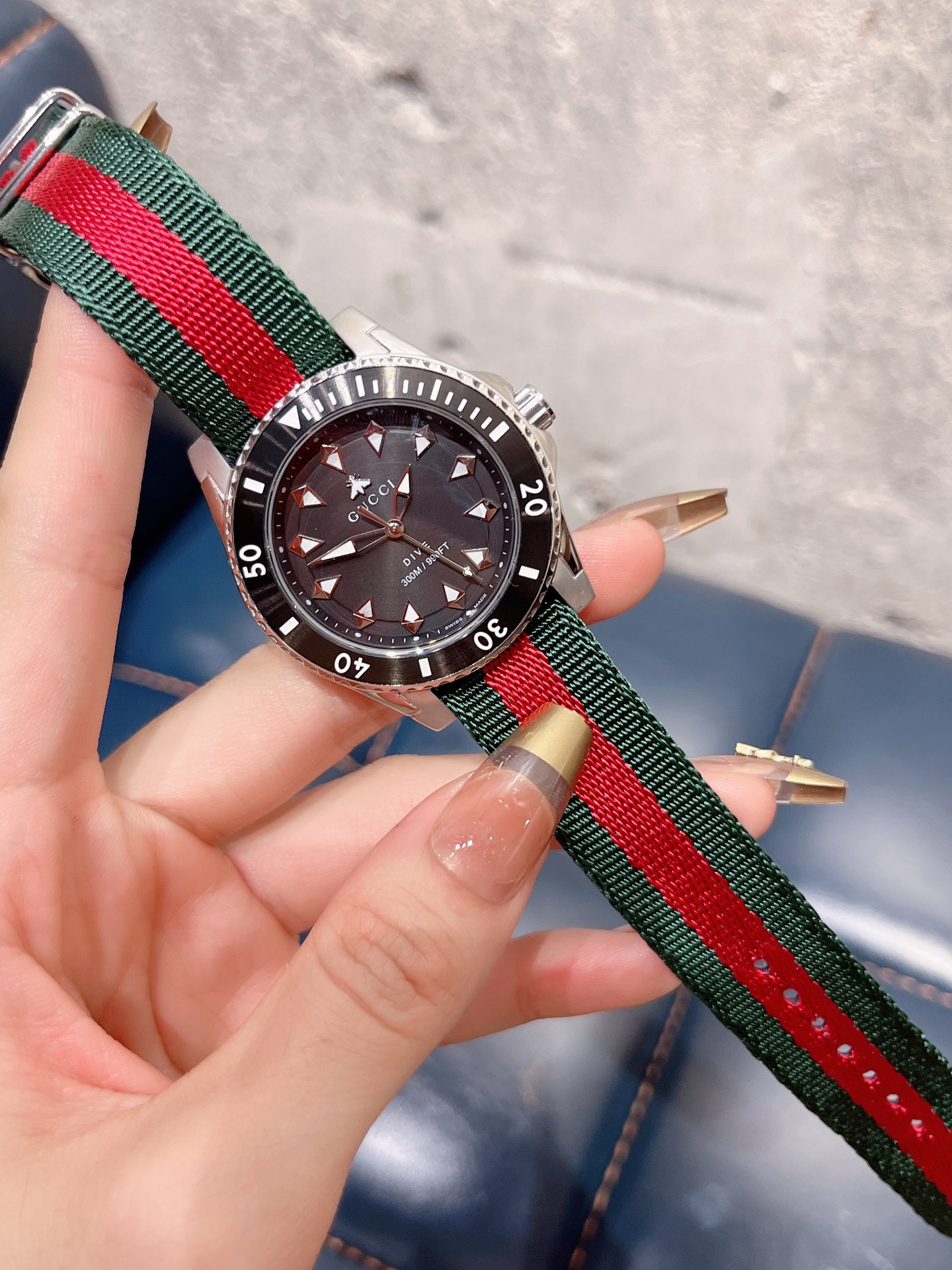 GUCCI 2023 new collection THIS is so good-looking! So cool, Gucci has added a new piece ~ The upgraded quartz watch from the DIVE collection. The metallic feel is so good to match, with three bezel materials: silver, stainless steel, black ceramic, and go