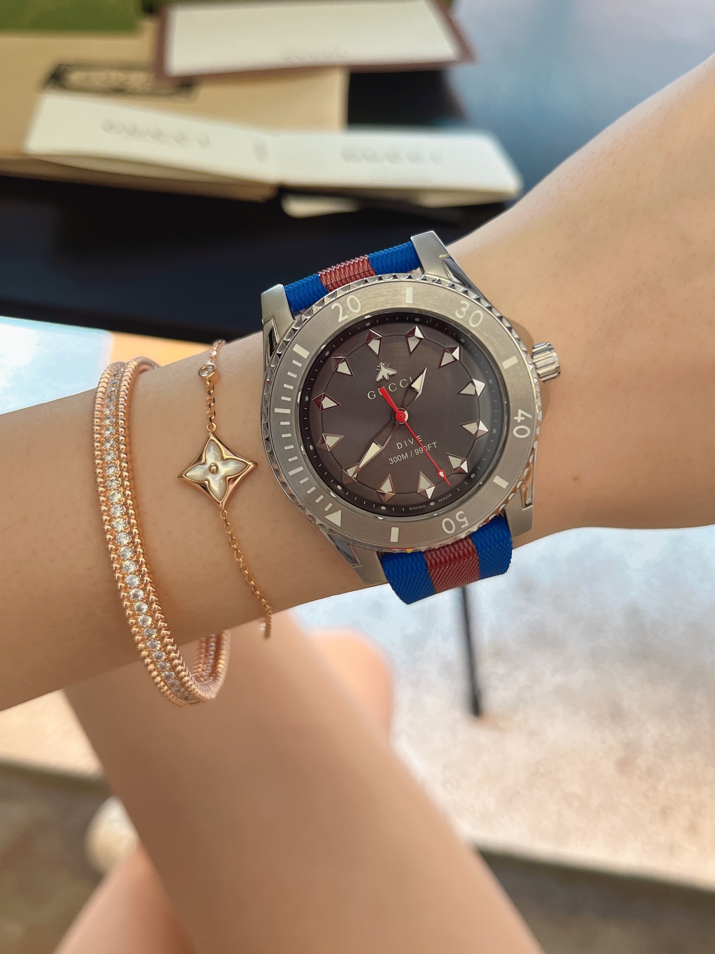 GUCCI 2023 new collection THIS is so good-looking! So cool, Gucci has added a new piece ~ The upgraded quartz watch from the DIVE collection. The metallic feel is so good to match, with three bezel materials: silver, stainless steel, black ceramic, and go