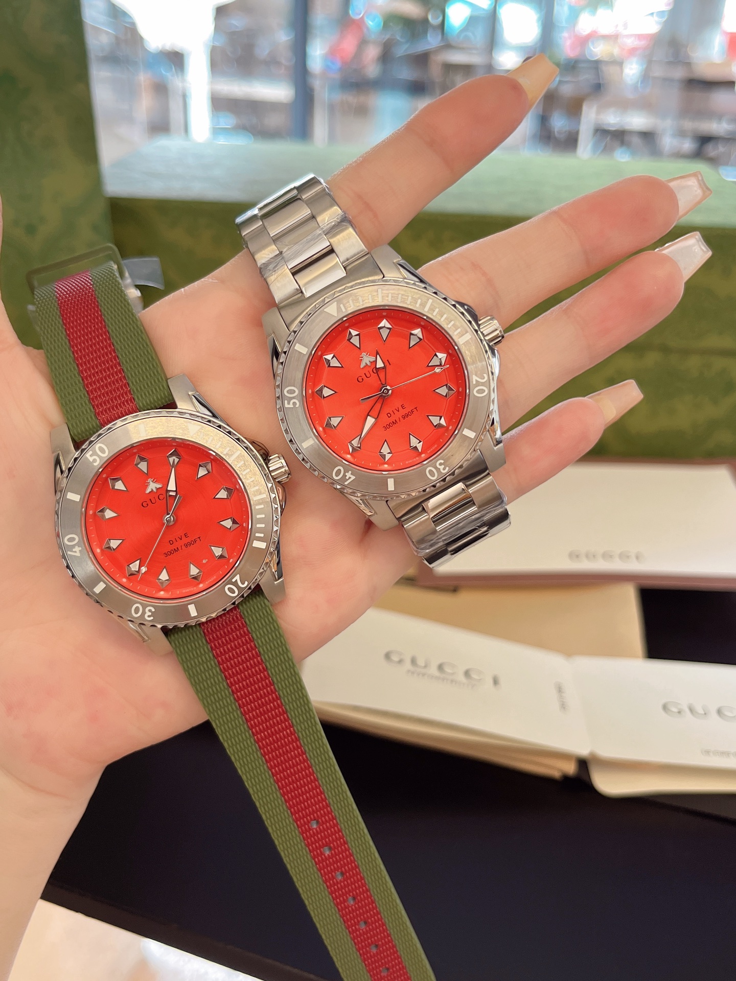 GUCCI 2023 new collection THIS is so good-looking! So cool, Gucci has added a new piece ~ The upgraded quartz watch from the DIVE collection. The metallic feel is so good to match, with three bezel materials: silver, stainless steel, black ceramic, and go
