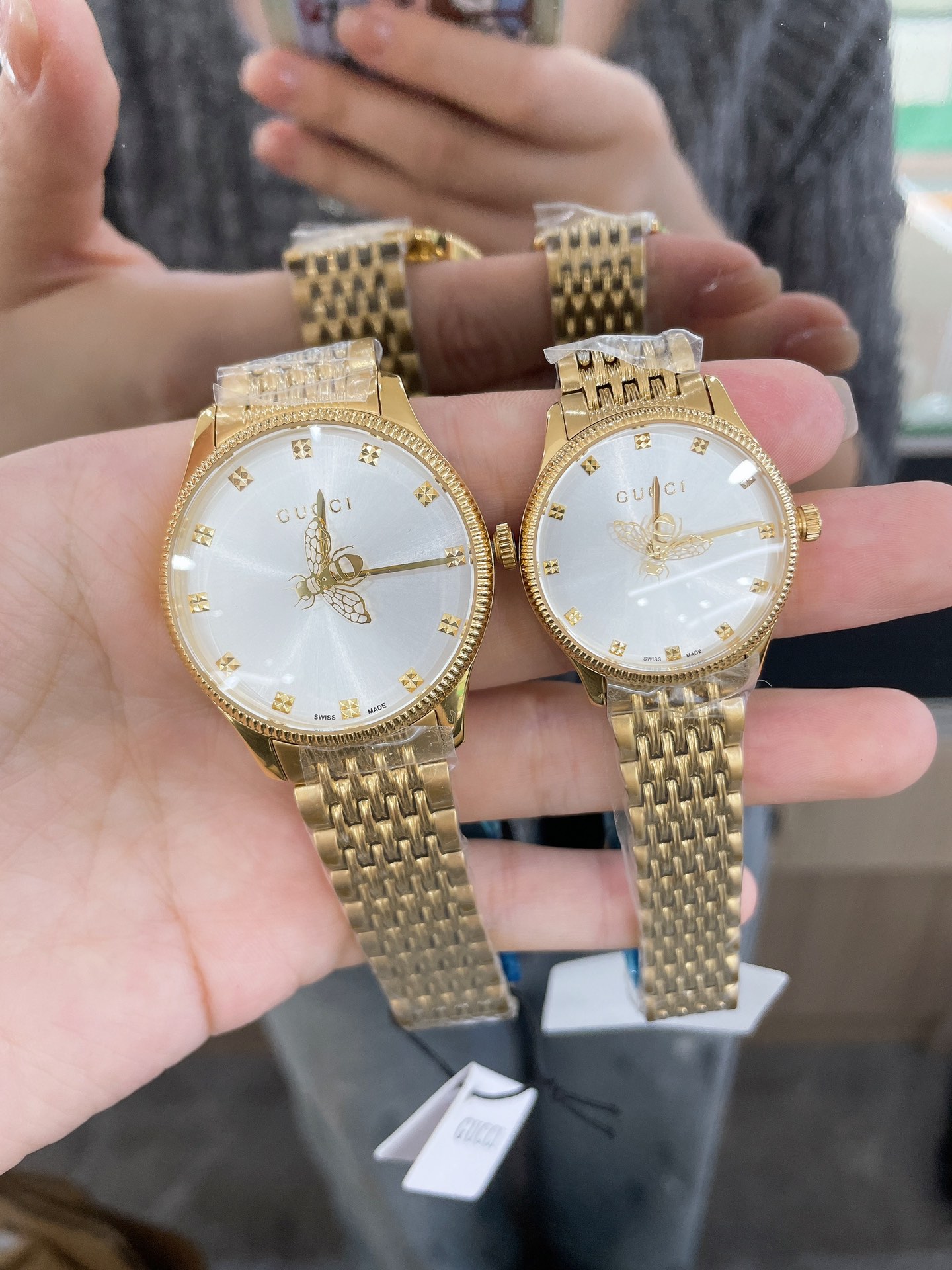 Gucci 's new G Timeless Slim collection features the iconic little bee in the center of the dial, adding a touch of elegance to the collection with exquisite details! One more thing is particularly interesting: the second hand is designed in the shape of 