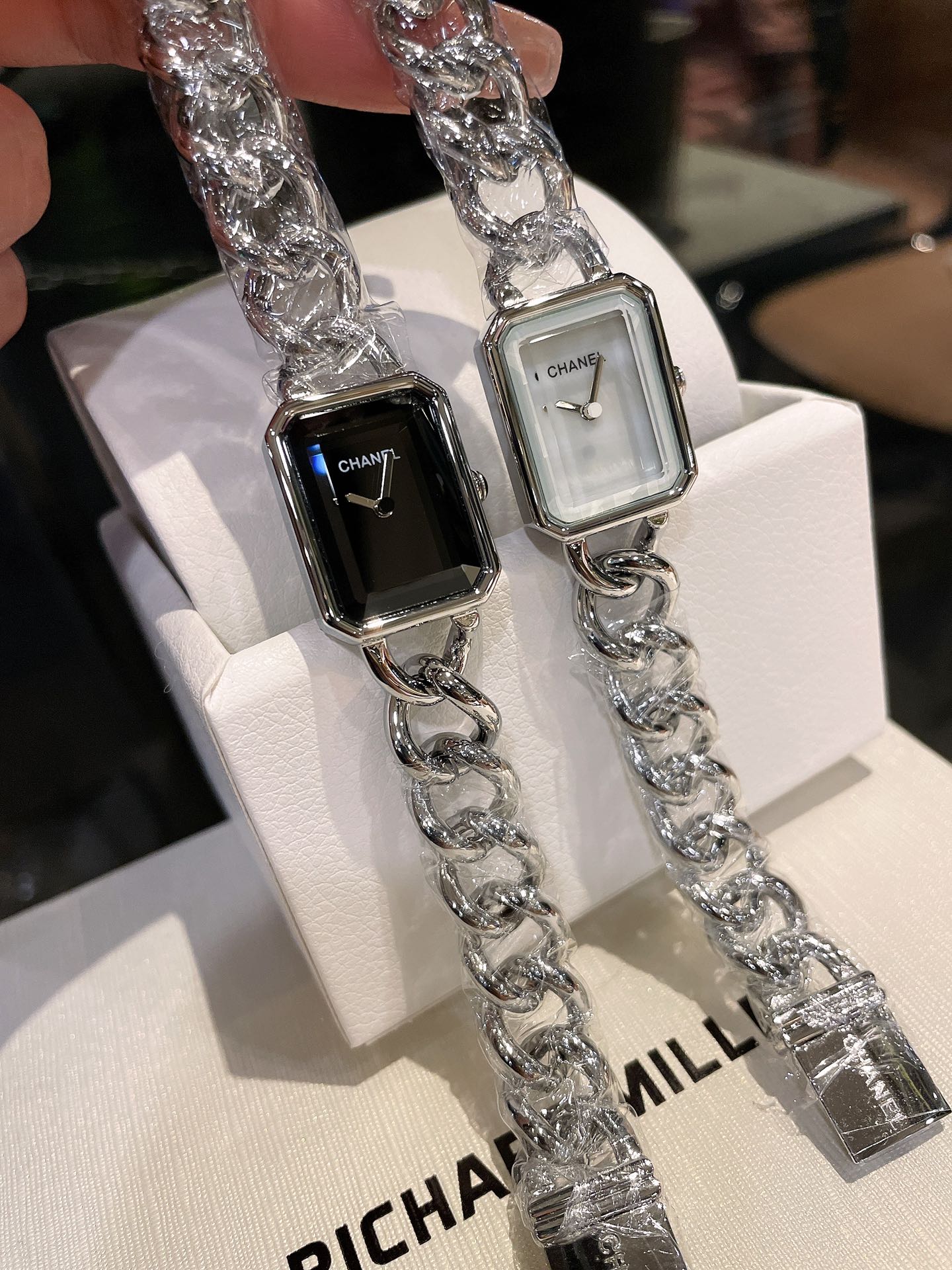 ?? Aperture 220 diamond ring 240
PREMIERE CHAINE watch
BEIGE white, rose gold, gold, aperture, diamond bezel 21x26 case with metallic woven strap Classic fashion design Summer Outing must-have [Celebration][Celebration][Gift][Gift][Fireworks]