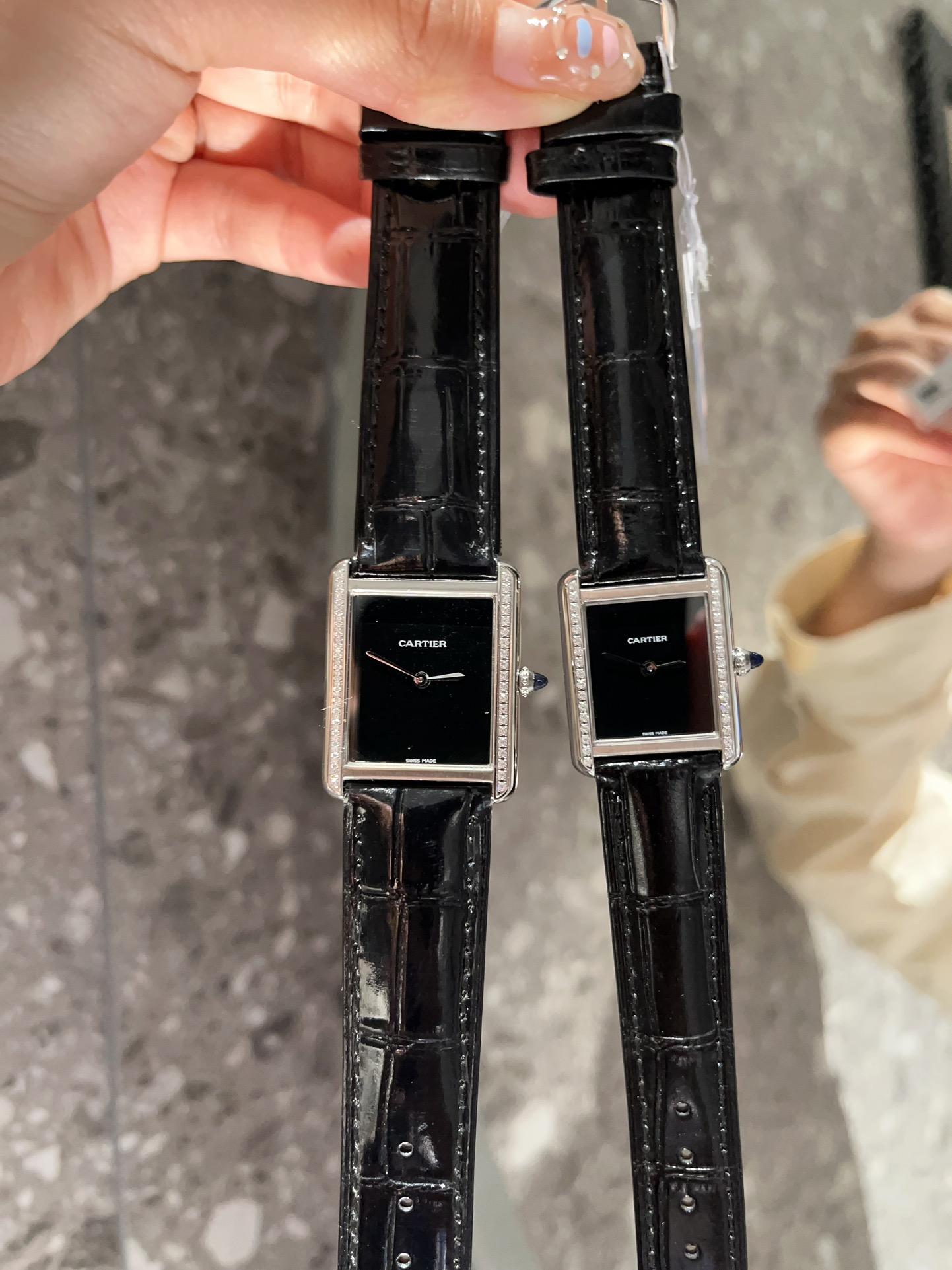 ?? Bezel 240 and diamond 260
Cartier Tank must imported quartz movement, 316L stainless steel case, [celebration][celebration]
Italian cowhide for YOU to exude refined elegance ?????????? Matte opal dial, tempered glass crystal, gemstone spinel crown [cel