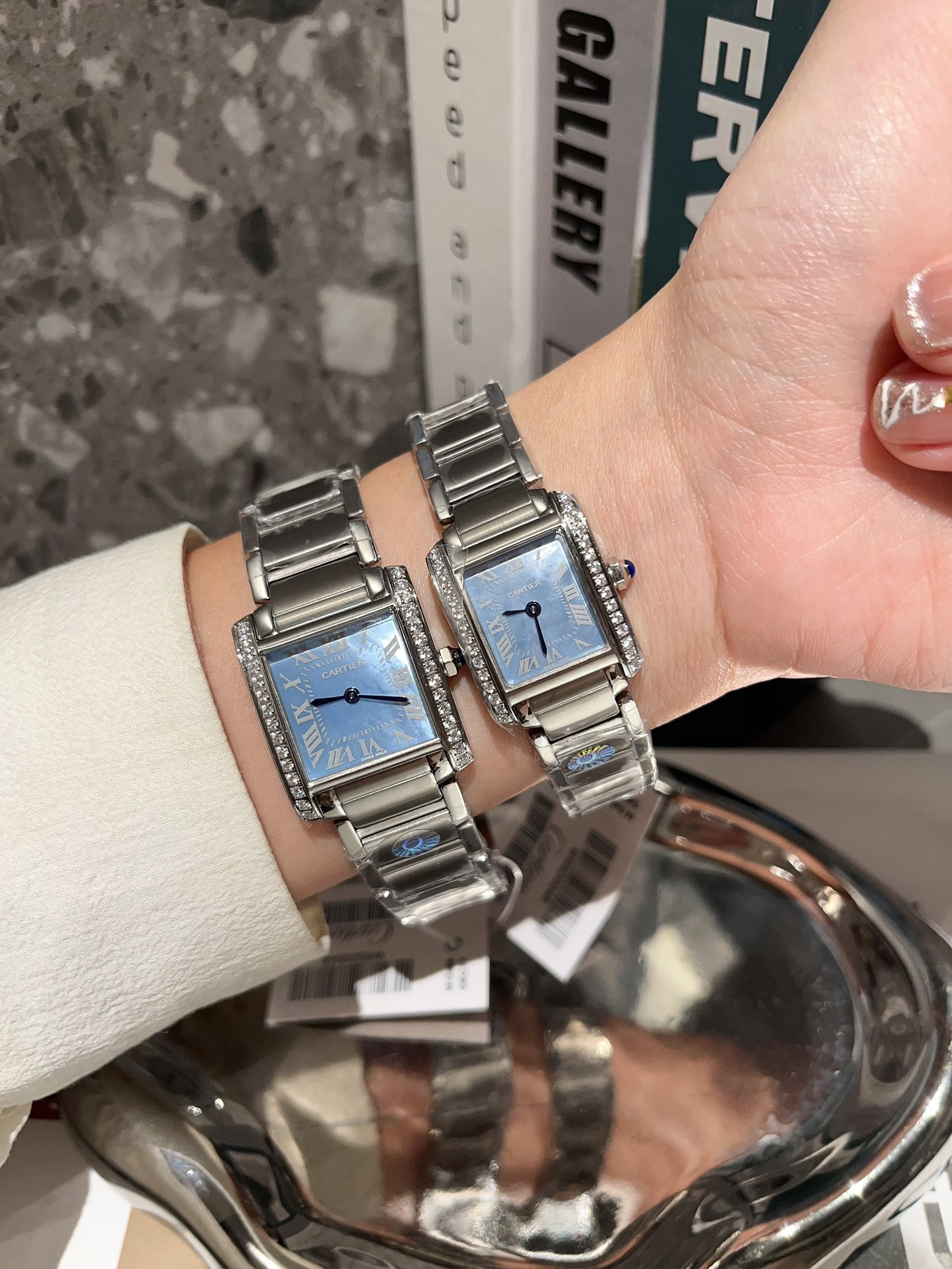 ?? Aperture 260 diamond bezel 280
The French Tank collection, launched by Cartier in 1996, features an integrated case and strap, marking the ultimate development of Cartier's watchmaking design. The jagged joints of its metal strap imagery the feel of a 