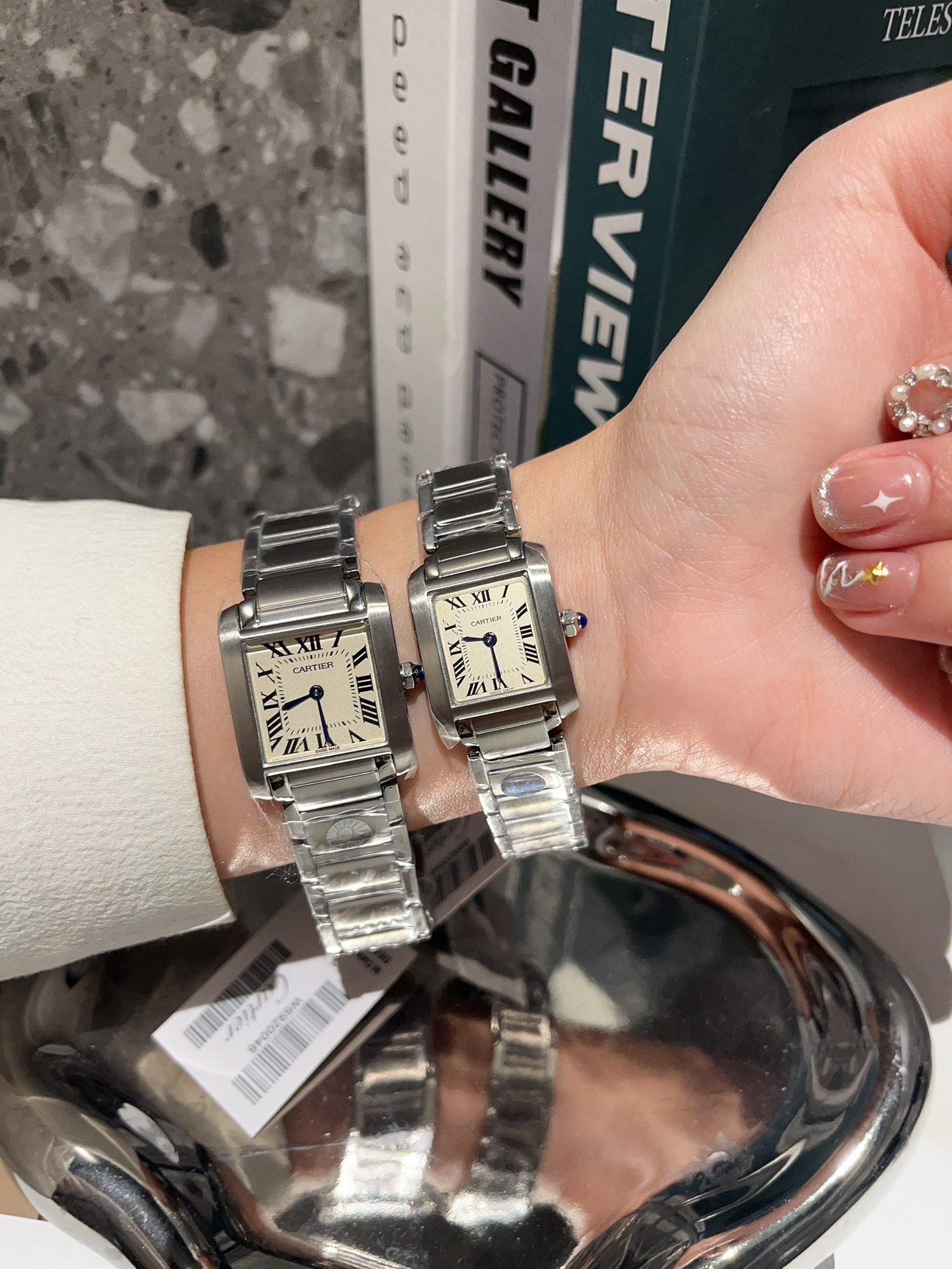 ?? Aperture 260 diamond bezel 280
The French Tank collection, launched by Cartier in 1996, features an integrated case and strap, marking the ultimate development of Cartier's watchmaking design. The jagged joints of its metal strap imagery the feel of a 