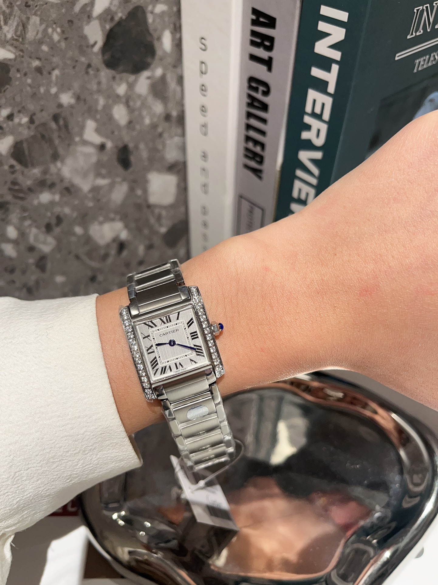 ?? Aperture 260 diamond bezel 280
The French Tank collection, launched by Cartier in 1996, features an integrated case and strap, marking the ultimate development of Cartier's watchmaking design. The jagged joints of its metal strap imagery the feel of a 