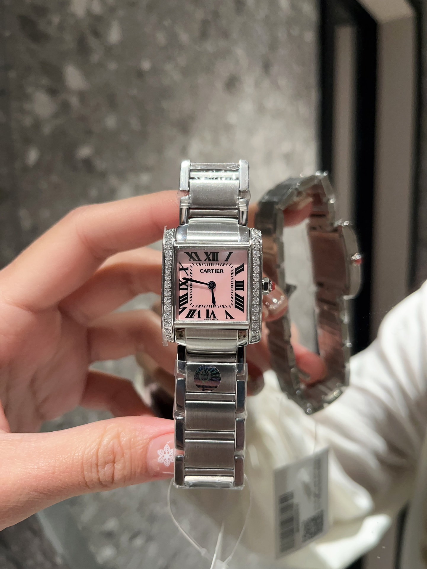 ?? Aperture 260 diamond bezel 280
The French Tank collection, launched by Cartier in 1996, features an integrated case and strap, marking the ultimate development of Cartier's watchmaking design. The jagged joints of its metal strap imagery the feel of a 