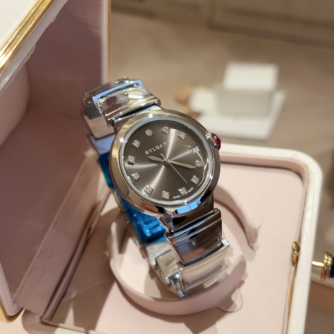 ?? Aperture 280 diamond ring 300
BVLGARL collection watches, this is the goddess 'exclusive exquisite piece, noble and luxurious yet reserved, versatile and elegant, the quality case is perfect, 316L steel, diamond facets, with sapphire glass, you really 