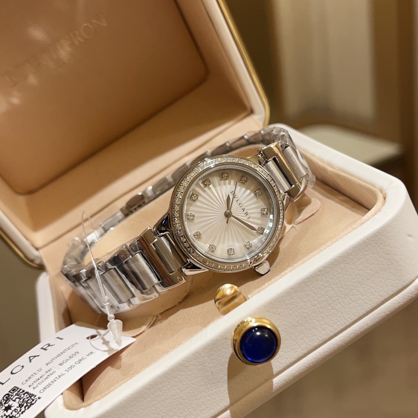 ?? Aperture 300 diamond bezel 320 gold and white
Bulgari new design Lvcea collection ladies' watch, dial mother-of-pearl inlaid with a sun-like glow, with it to shine every day in the workplace or life, quartz size 30mm
