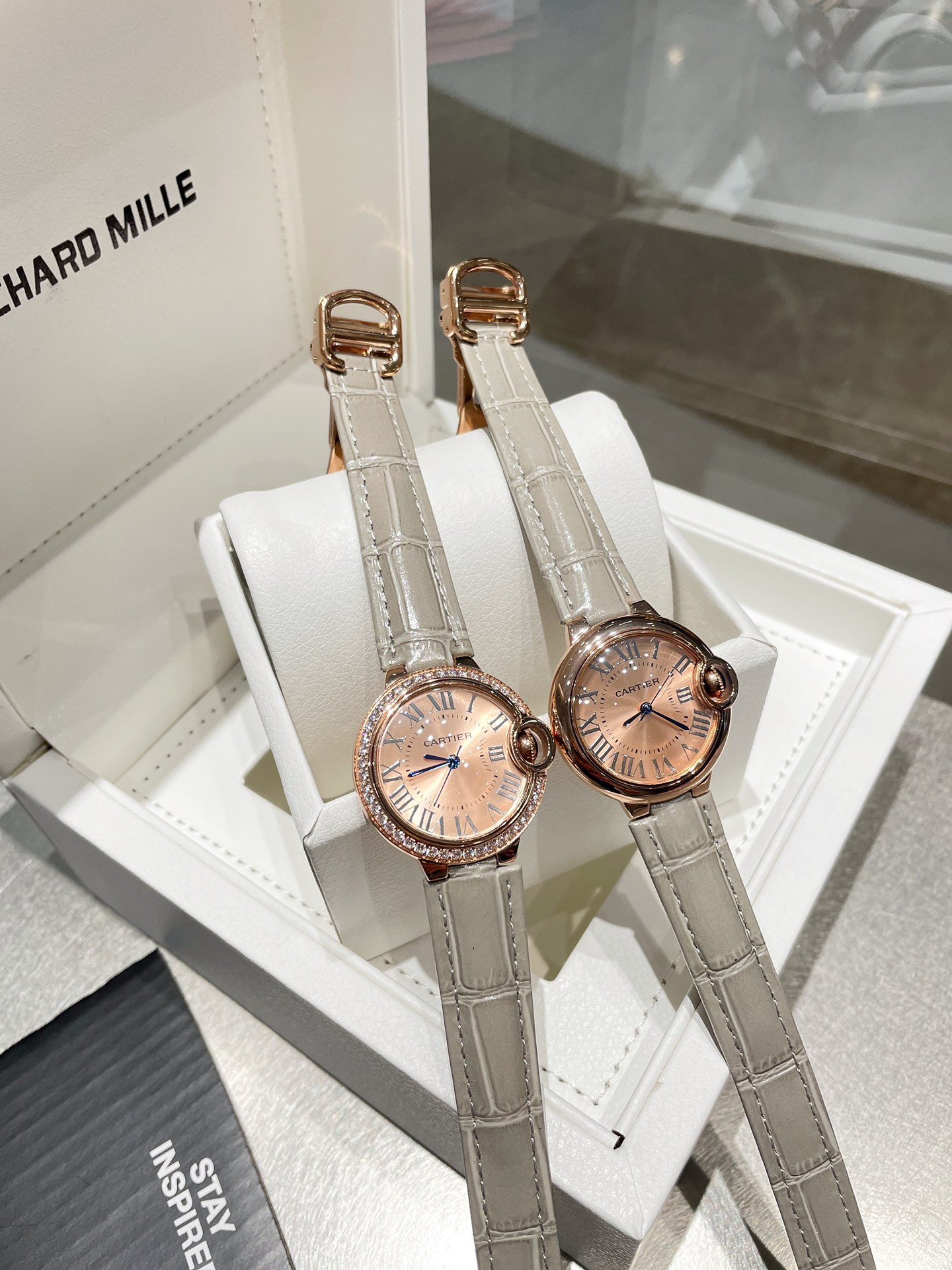 ?? Aperture 300 Diamond ring 320 (
# Fisheye glass frosted original clasp

Cartier Ballon Bleu, exquisite 33mm quartz watch, traditional three-hand design starry sky running time flow special craftsmanship diamond setting, personality perfect match fish-e