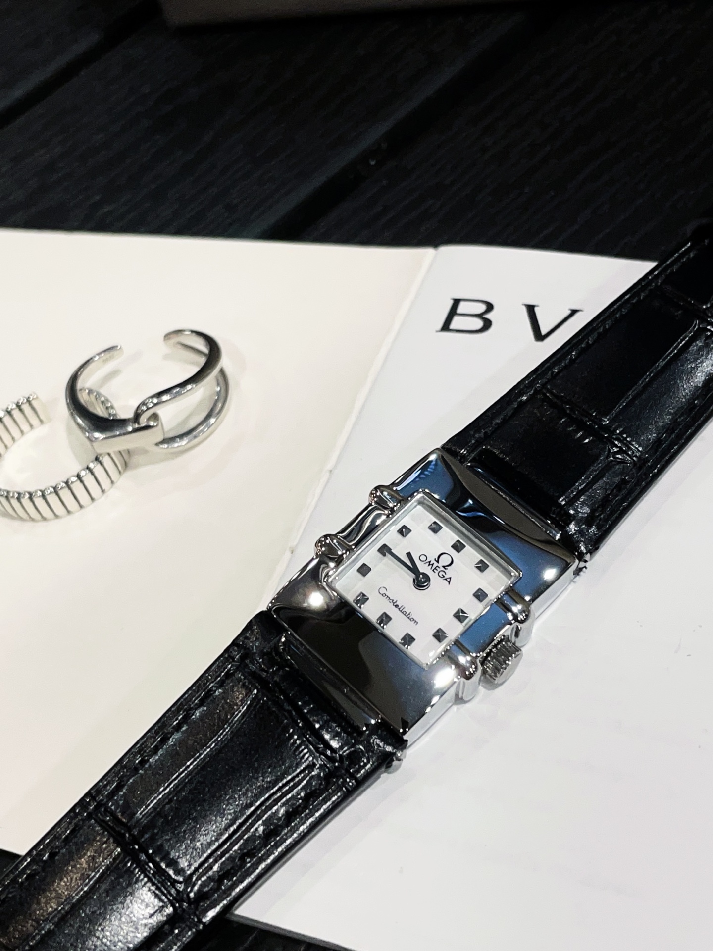 ?? Aperture 300 drill 320
The Omega Constellation retro style watch, with a square dial and the classic "claw" design, adds a touch of retro charm to the overall style. The addition of a leather strap adds a touch of atmosphere, especially suitable for yo