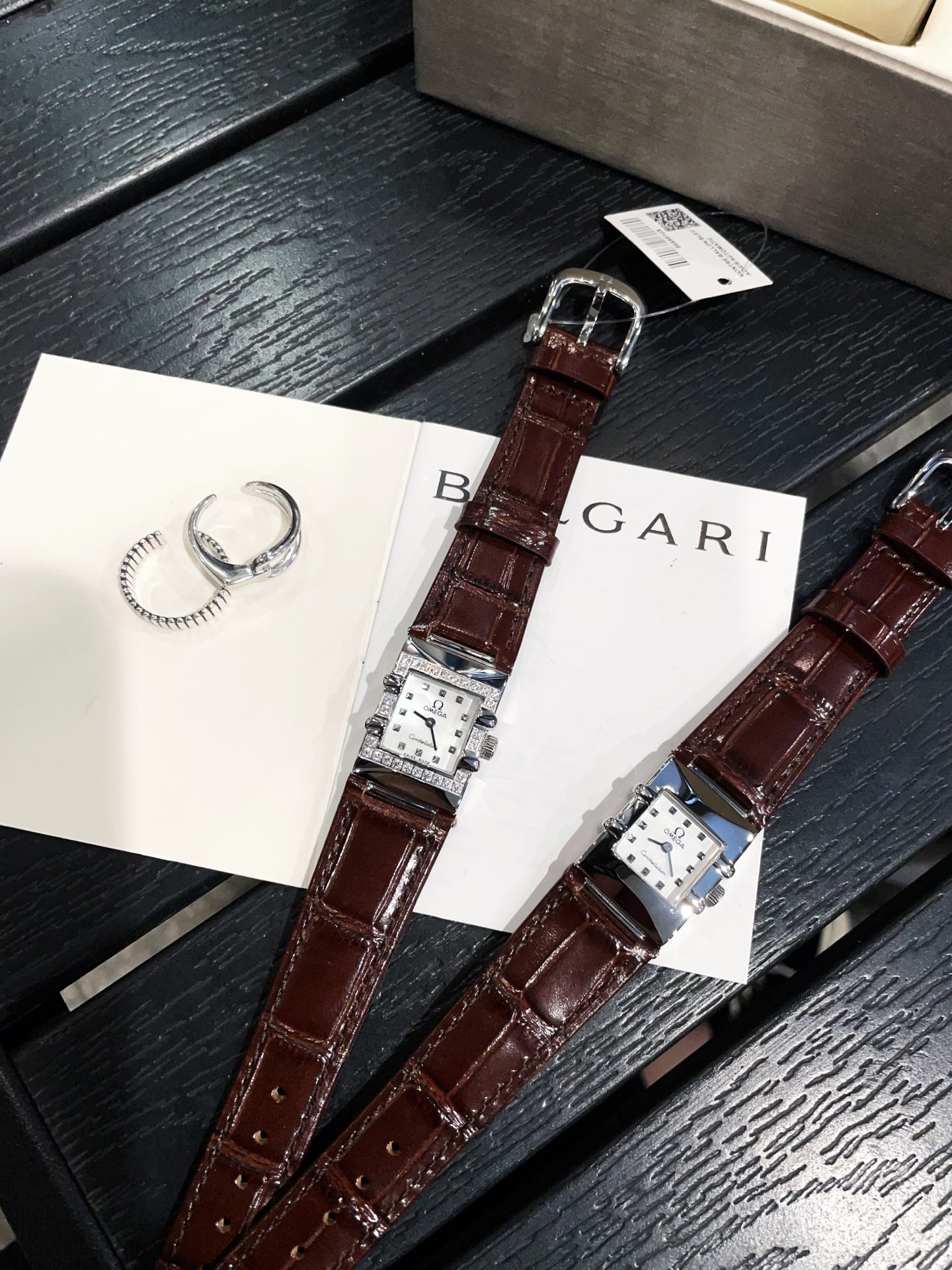 ?? Aperture 300 drill 320
The Omega Constellation retro style watch, with a square dial and the classic "claw" design, adds a touch of retro charm to the overall style. The addition of a leather strap adds a touch of atmosphere, especially suitable for yo