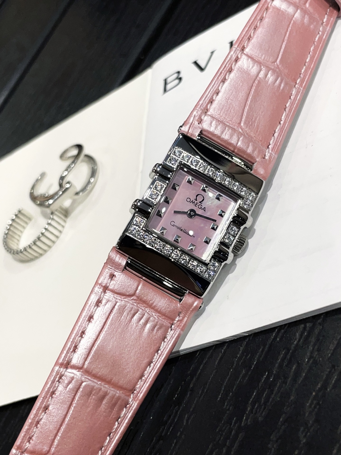 ?? Aperture 300 drill 320
The Omega Constellation retro style watch, with a square dial and the classic "claw" design, adds a touch of retro charm to the overall style. The addition of a leather strap adds a touch of atmosphere, especially suitable for yo