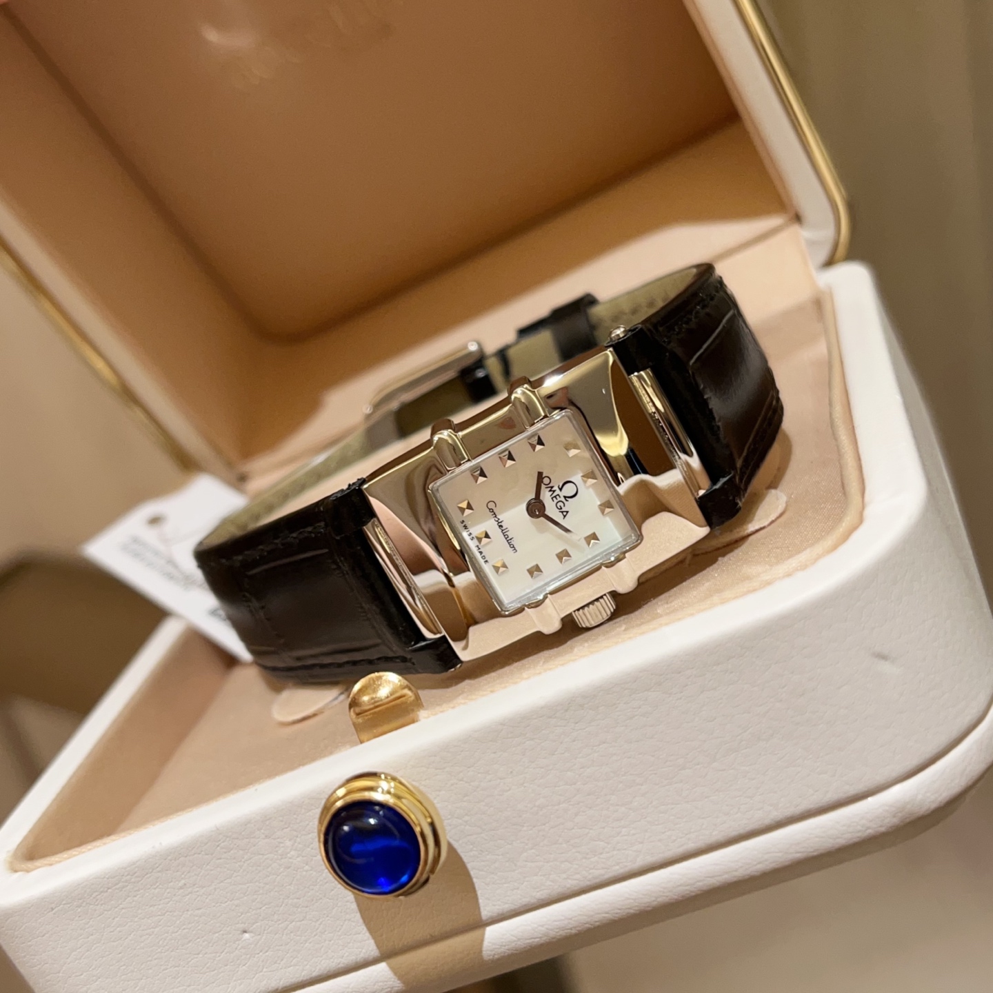 ?? Aperture 300, diamond case 320
Omega Constellation Retro style watch, square dial + classic "claw" design adds a more retro style to the overall look, the addition of leather strap adds a touch of atmosphere, especially suitable for young mature women 