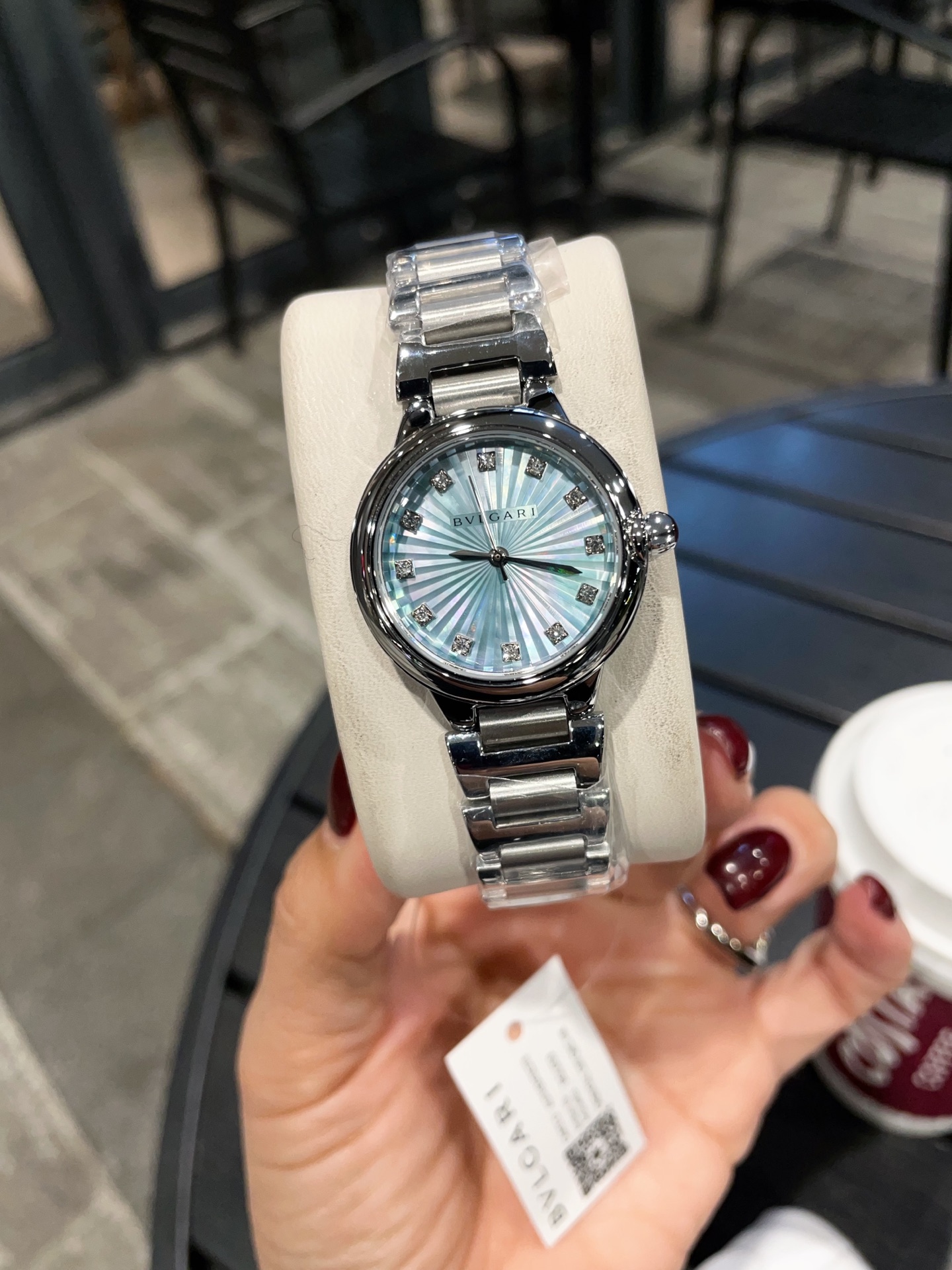 ?? Aperture 300 Diamond ring 320 (
Bulgari 's new design Lvcea collection ladies' watch, dial mother-of-pearl inlaid with a sun-like glow, with it to shine in the workplace or every day of life, quartz 30mm