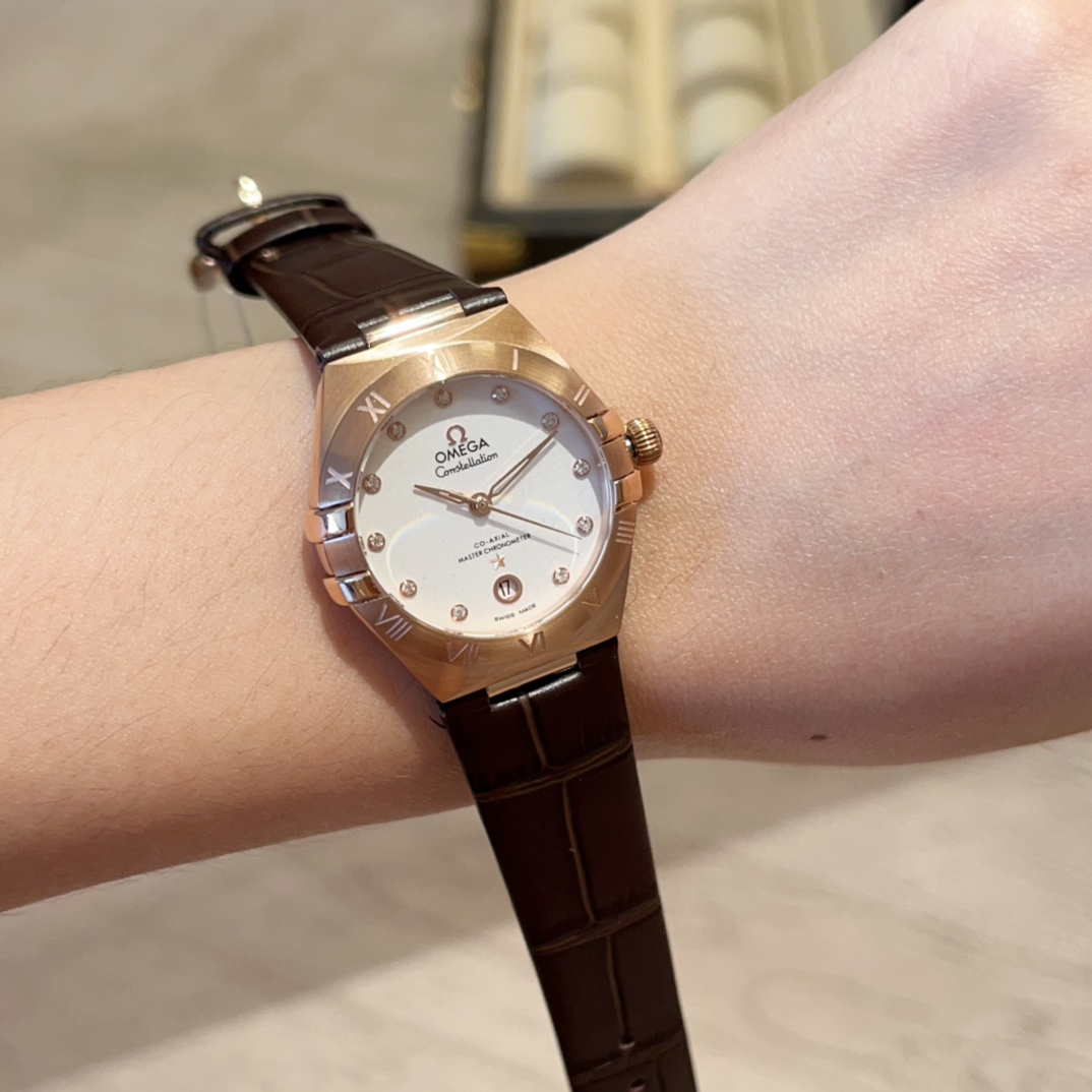 ?? Aperture 320 and diamond ring 350
?? Omega Constellation collection - Manhattan Aventurine watch
Blending watchmaking aesthetics with the power of nature, each one is unique.
This 29mm case has an aventurine dial that reflects different colors from dif