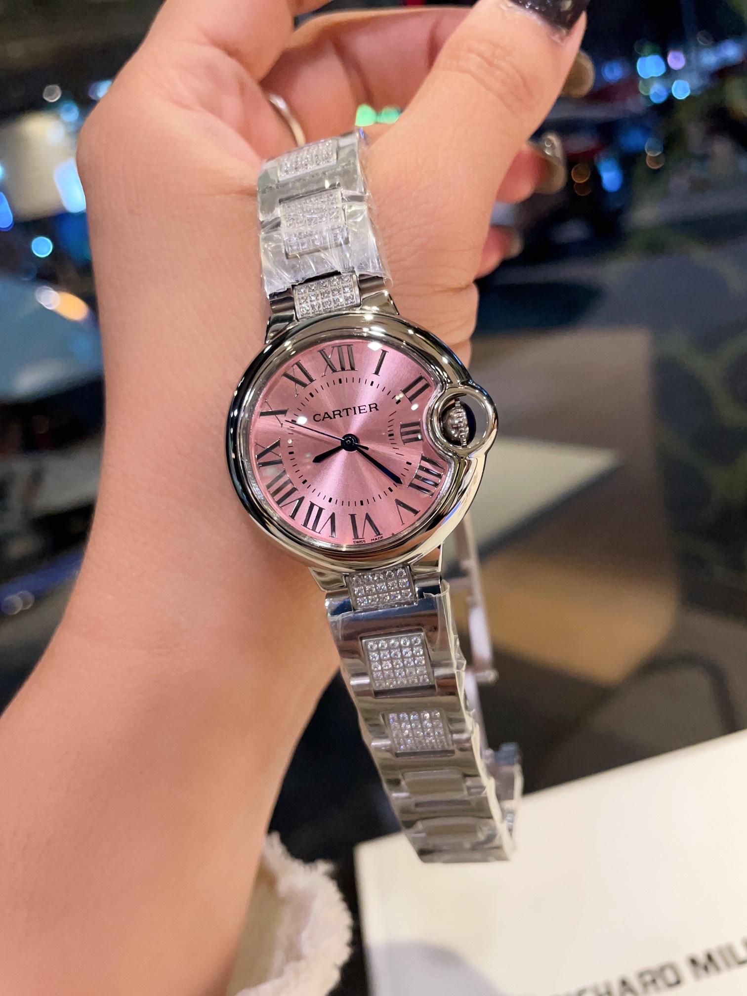 ?? Aperture 400 bezel 420# Cherry pink ????
[Fisheye glass 33cm]
Cartier Ballon Bleu, exquisite 33mm quartz watch, traditional three-hand design, starry sky running time flow, special craftsmanship diamond setting, personality perfect match fish-eye sapph