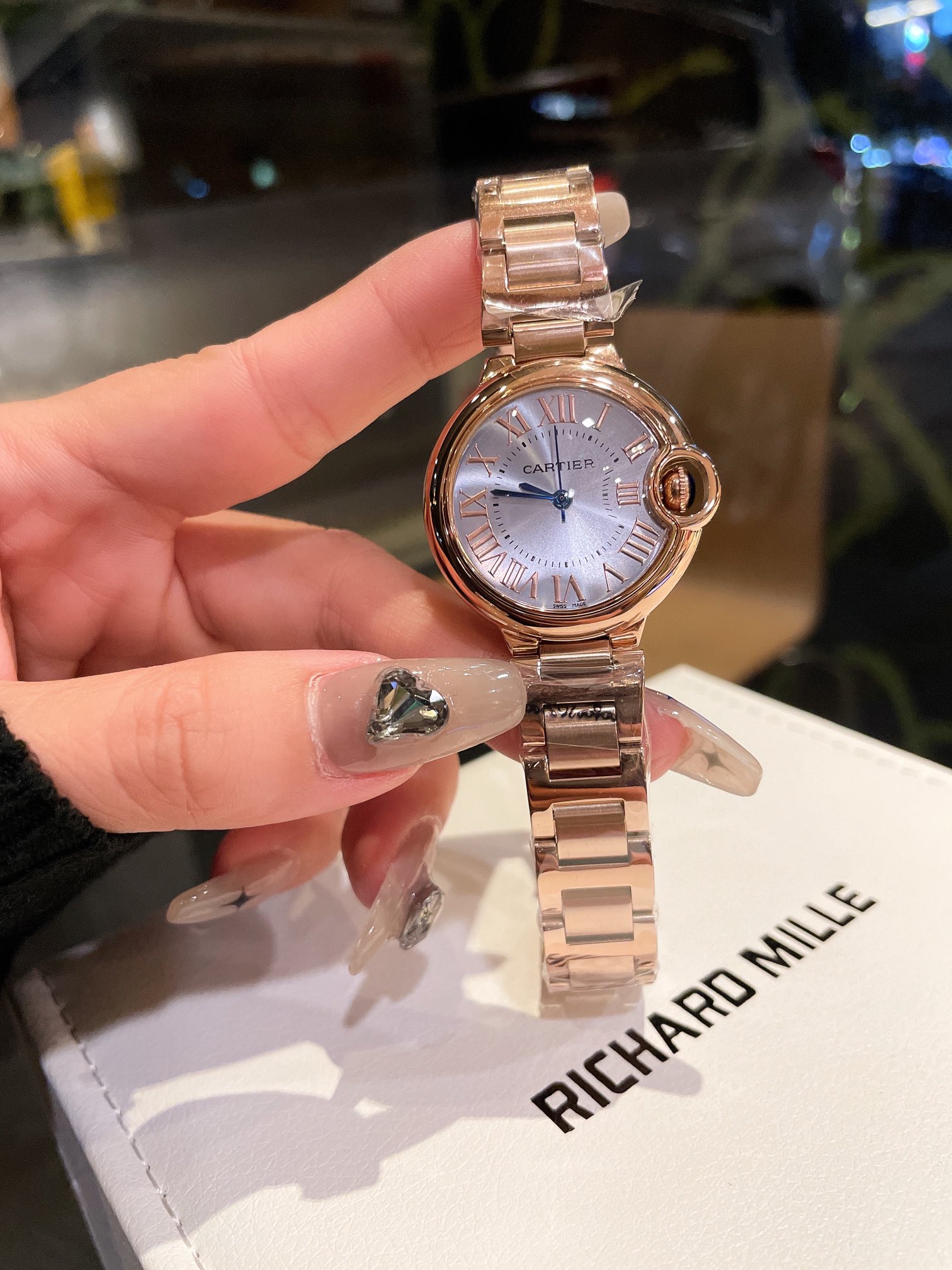 ?? Aperture 400 diamond ring 420 Rose gold ?20
# Fisheye glass 33cm
Cartier Ballon Bleu, exquisite 33mm quartz watch, traditional three-hand design starry sky running time flowing special craftsmanship diamond setting, personality perfect match fish-eye s