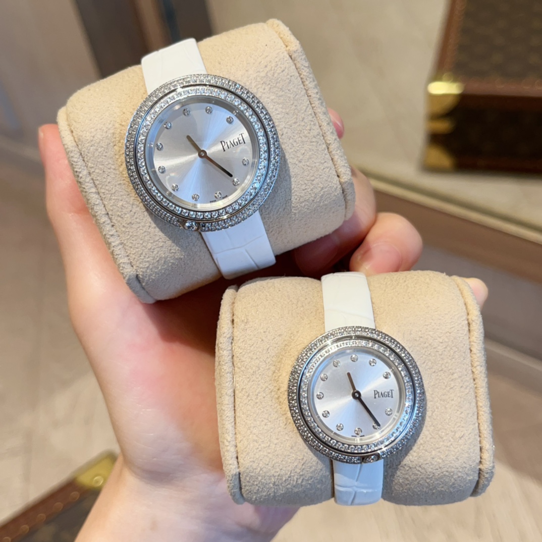 ?? Aperture White case 400 gold 420, single row of diamonds: white case 460 gold 480; Full diamond: White shell 500, Gold 520
The latest PIAGET Swiss quartz movement 316L stainless steel case real cowhide strap Simple design, bold and colorful color match