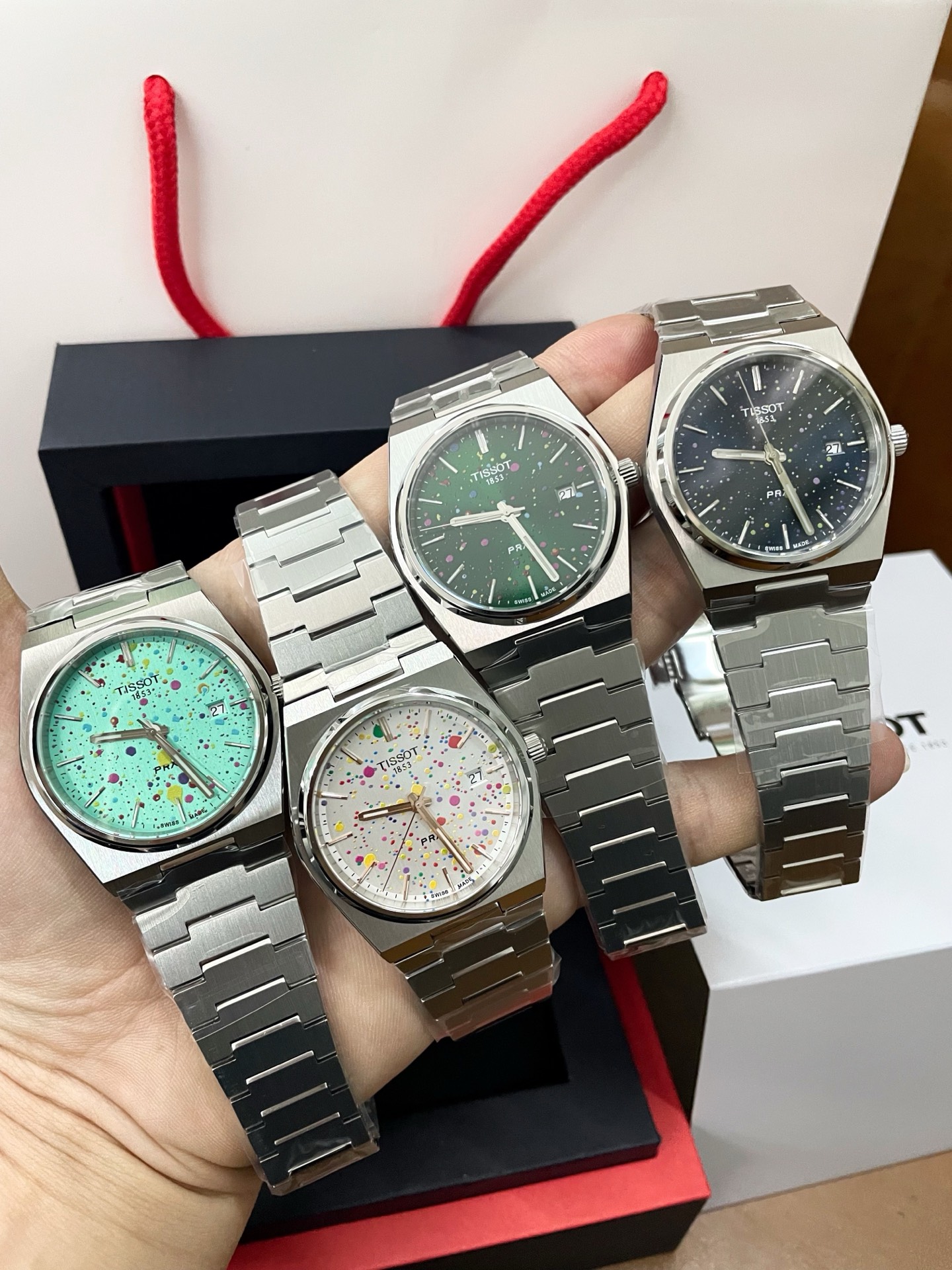 Overseas version
The latest, the latest. In line with the brand philosophy that innovation stems from tradition, Tissot has introduced a watch with an "integrated stainless steel bracelet" (which combines the bracelet, lugs and case) and a barrel-shaped c