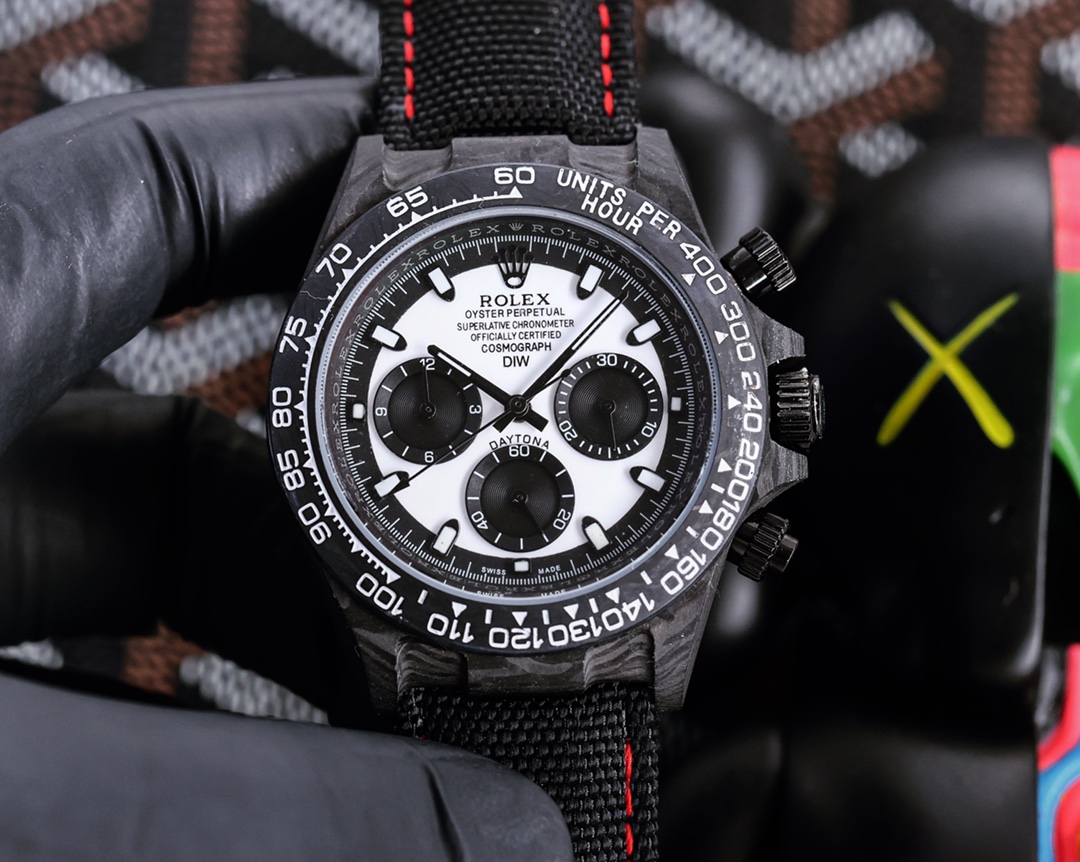 Black case 900
The carbon fiber custom version of the ROLEX Cosmodytona collection, the watch is not only lightweight to wear but also has a tough exterior. And each watch features a unique carbon fiber pattern. [Case] The size of the watch is 40X11.3, ma