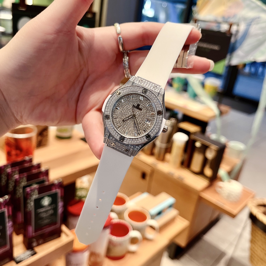 HUBLOT?? women's watch with full diamonds and set diamonds
Exclusive new Top picture offer on ?? Full diamonds 300. Half diamond 260
?? Size: 32mm Thickness 8mm(Classic Fusion series) New imported quartz movement ?? Perfect on the market ?? Mineral crysta