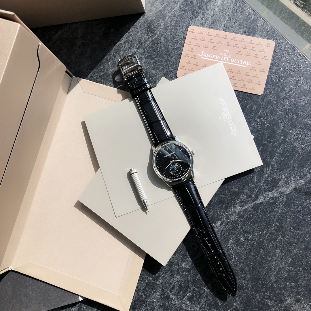 Jaeger-lecoultre Master Moon Series
Jaeger-lecoultre Master, the most gender-efficient men's watch! The 2021 new model takes you to observe the changes in the moon phase disk. (39mm case diameter, 9.9mm thickness) In sync with the original. The sub-dial a