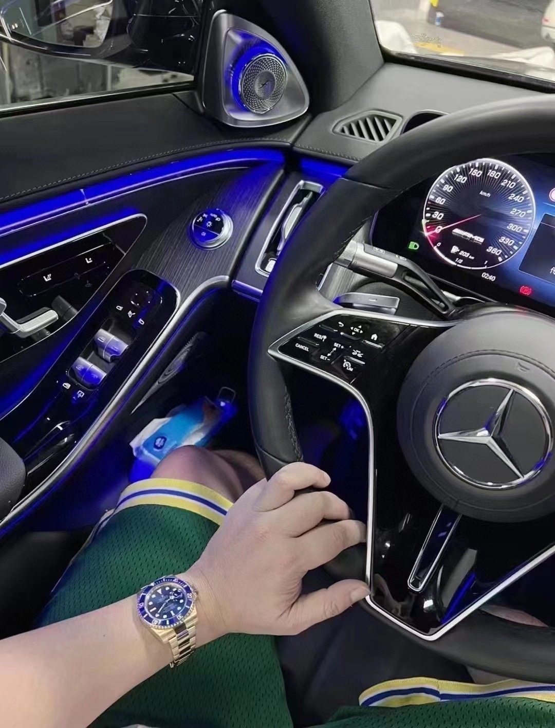 The holiday IS COMING, GO OUT NOT TAKE A WATCH YOU LIKE TO SHOW OFF? ?? DRIVE a luxury car, TAKE A luxury watch.